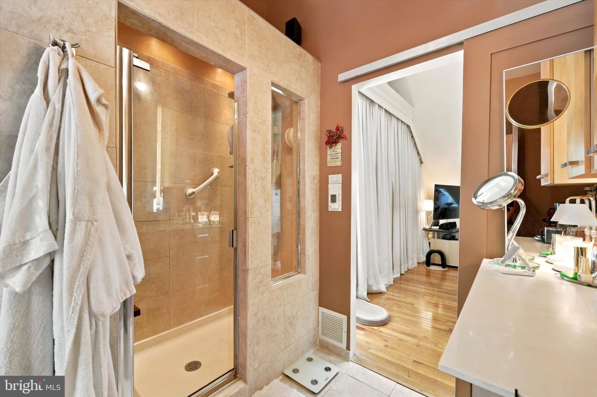 QUEEN VILLAGE - Residential