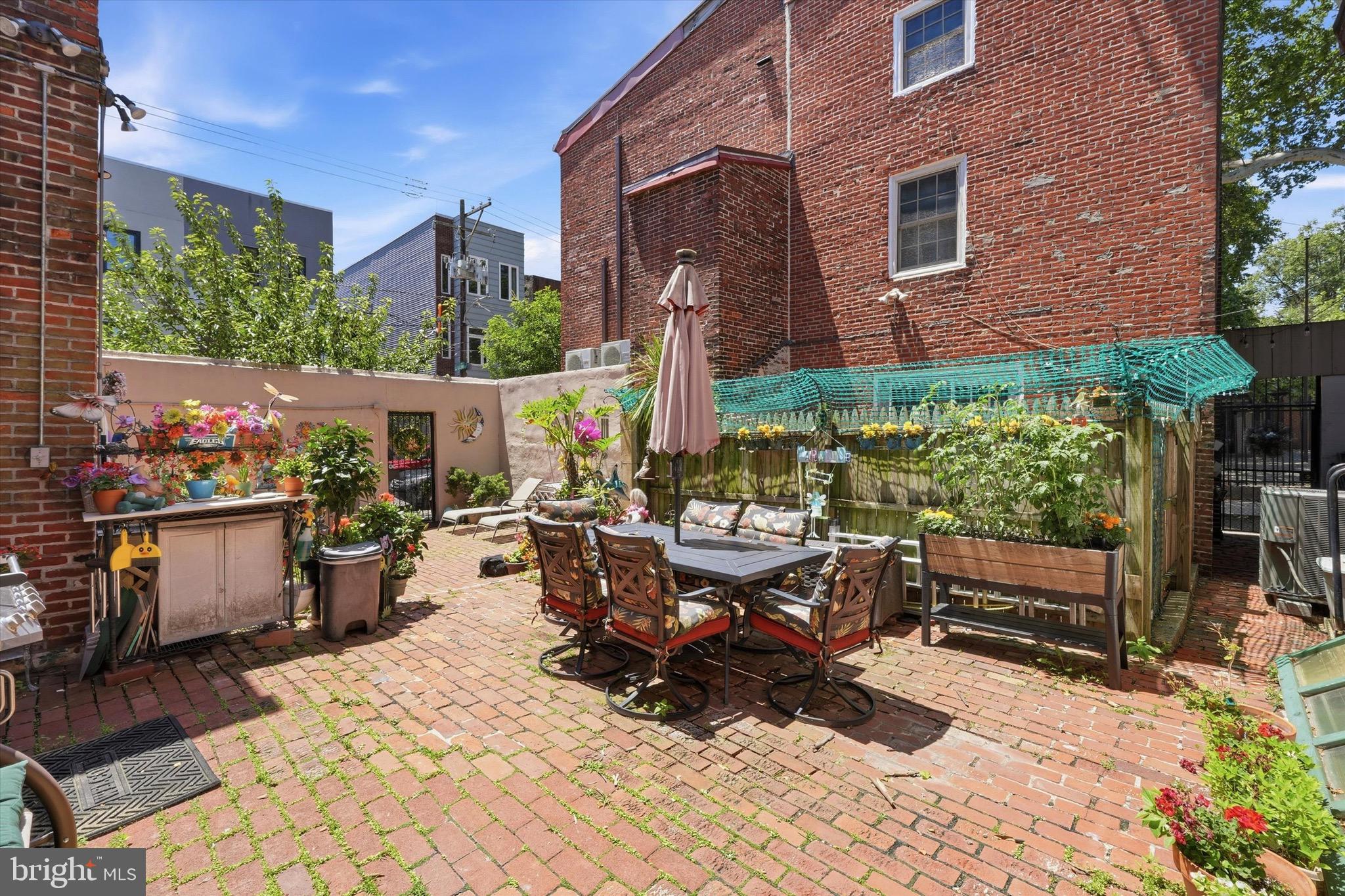 QUEEN VILLAGE - Residential