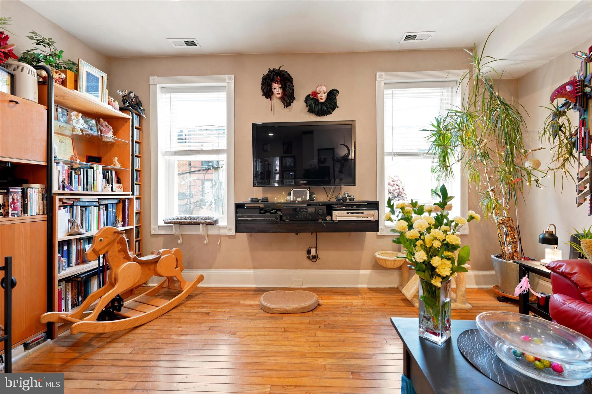 QUEEN VILLAGE - Residential
