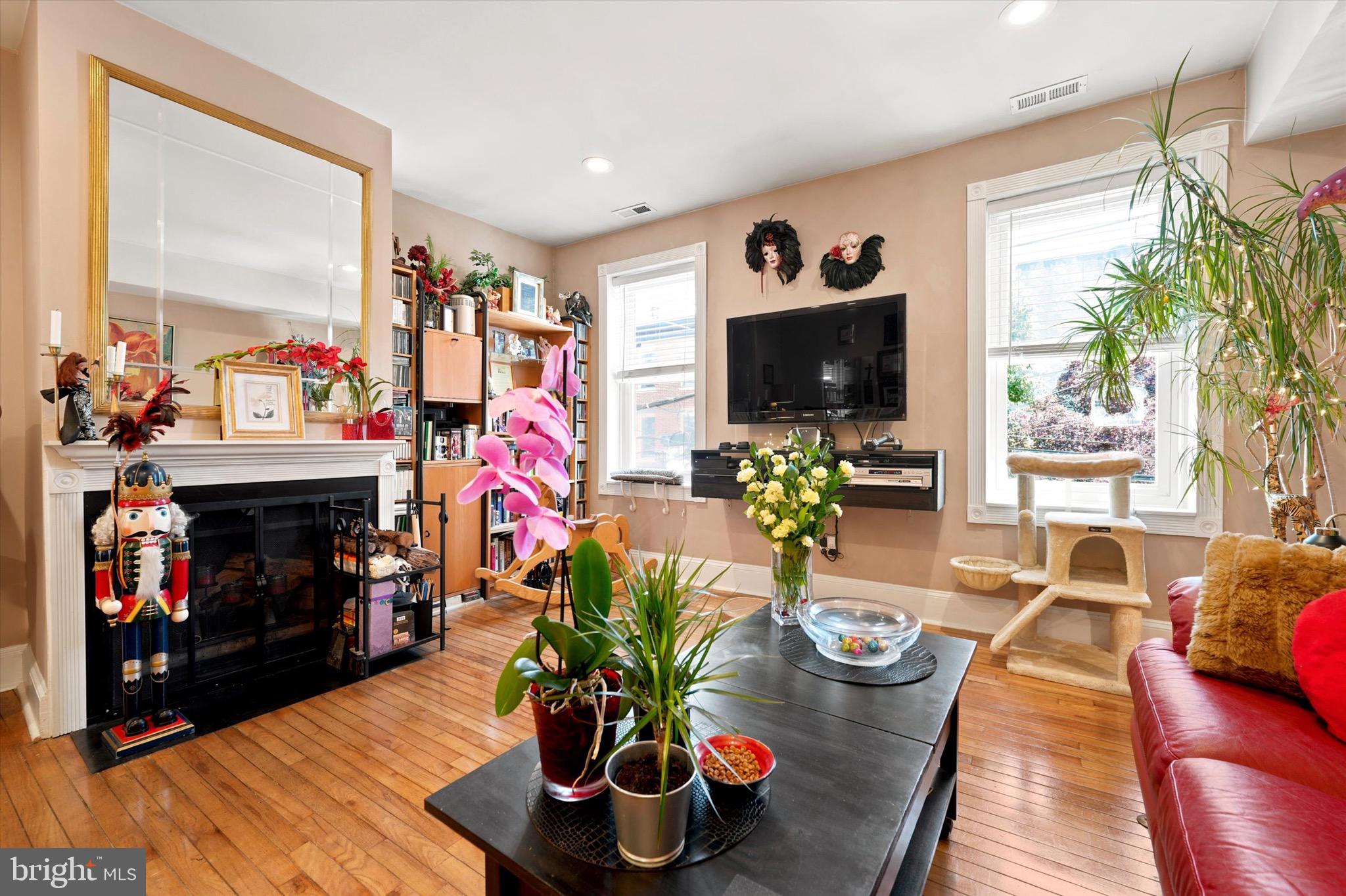 QUEEN VILLAGE - Residential