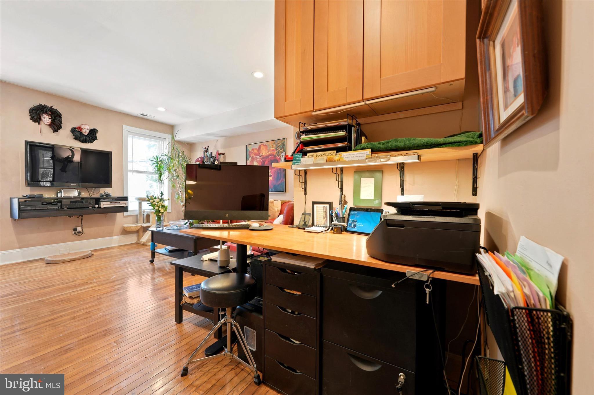 QUEEN VILLAGE - Residential