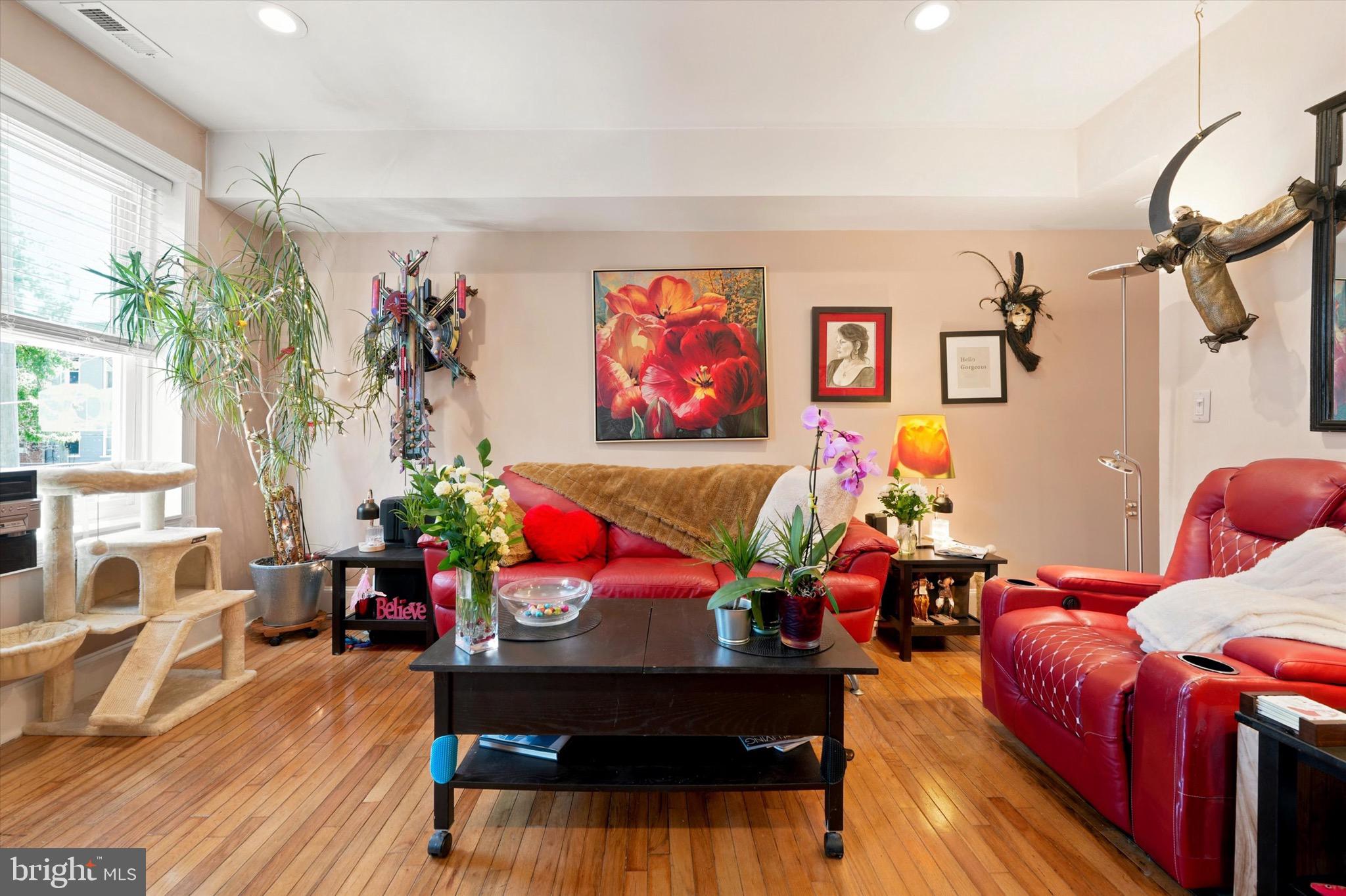 QUEEN VILLAGE - Residential
