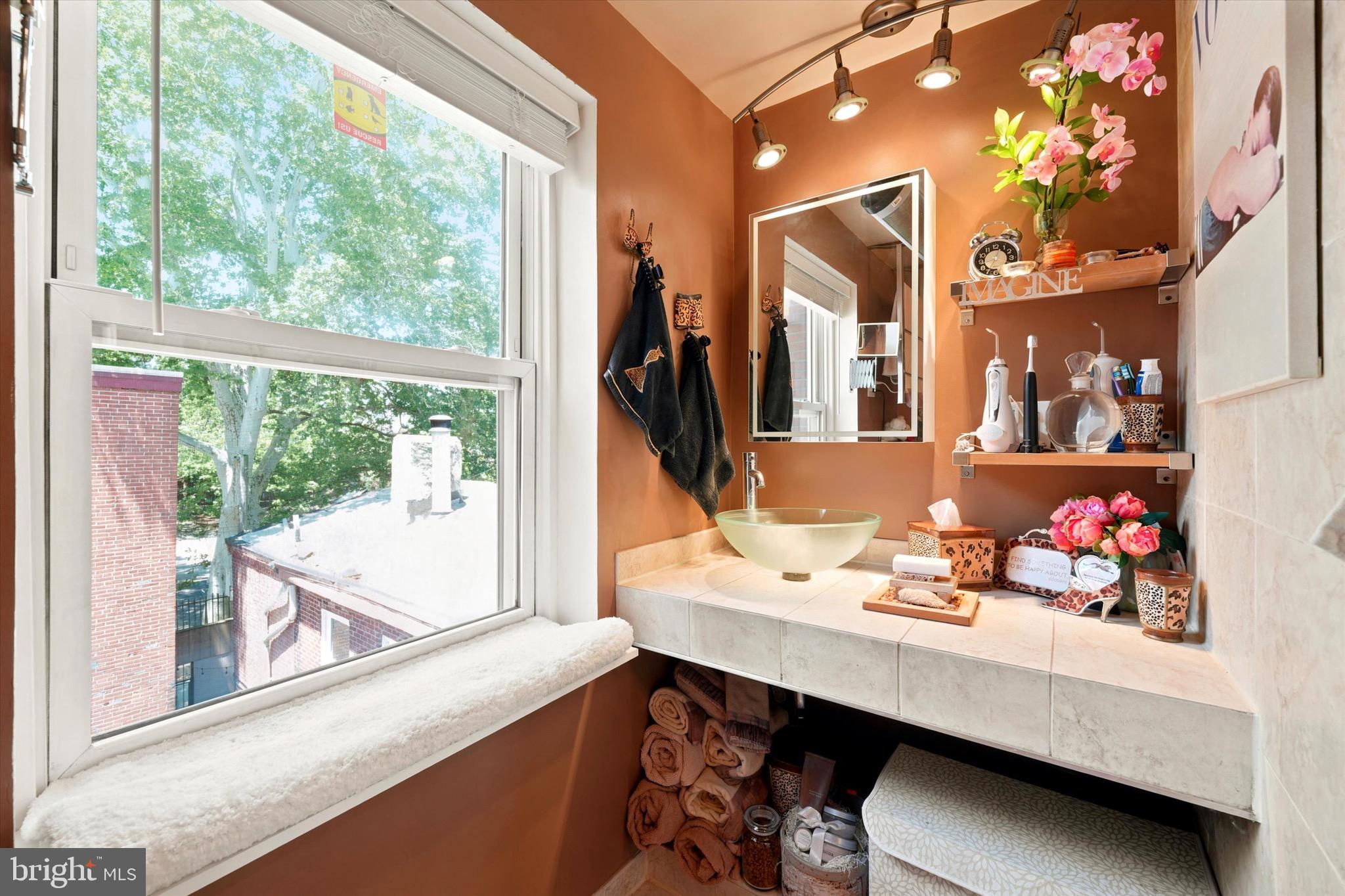 QUEEN VILLAGE - Residential