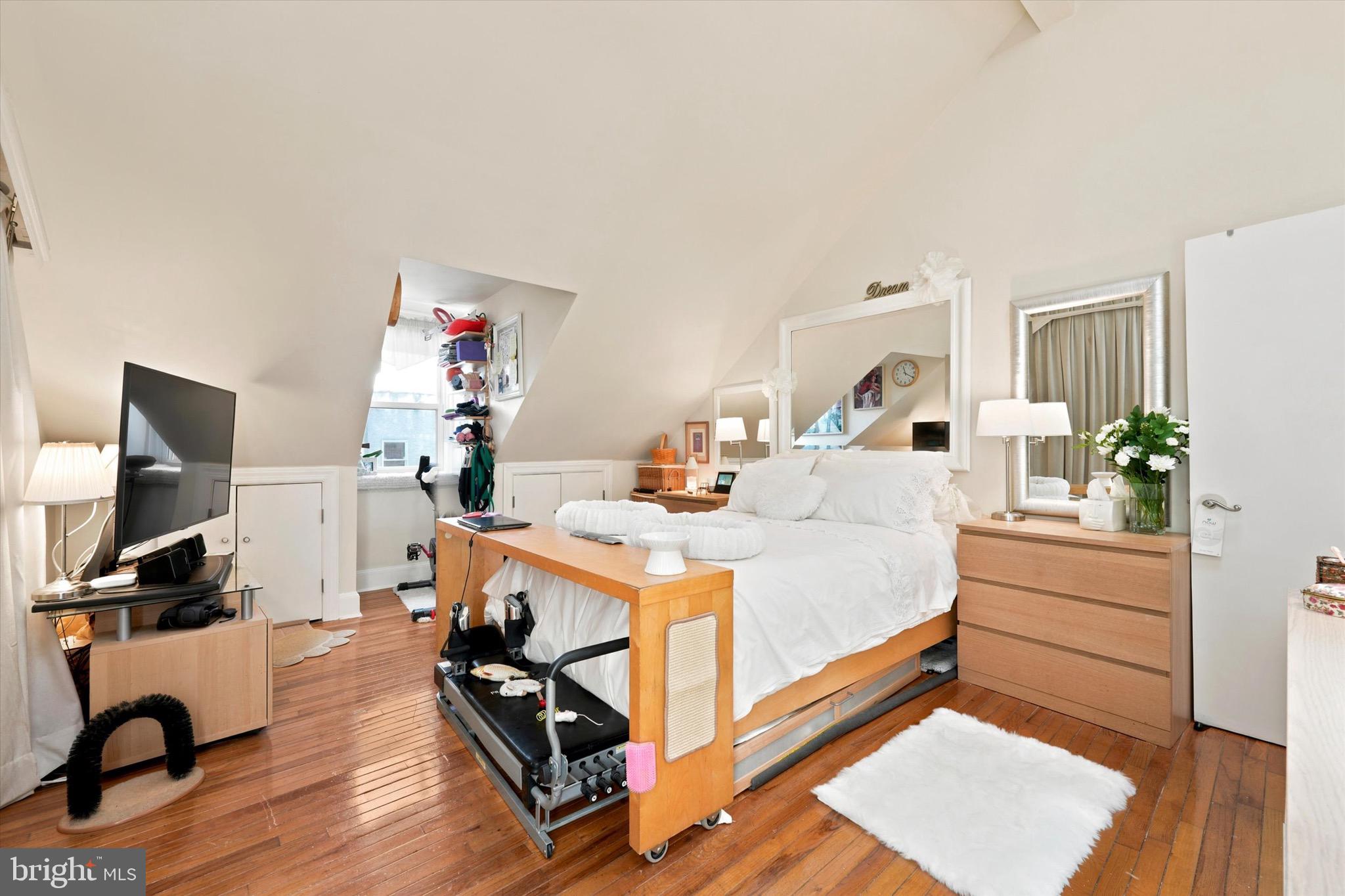 QUEEN VILLAGE - Residential