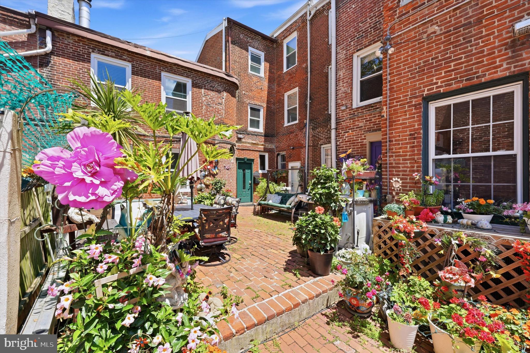 QUEEN VILLAGE - Residential