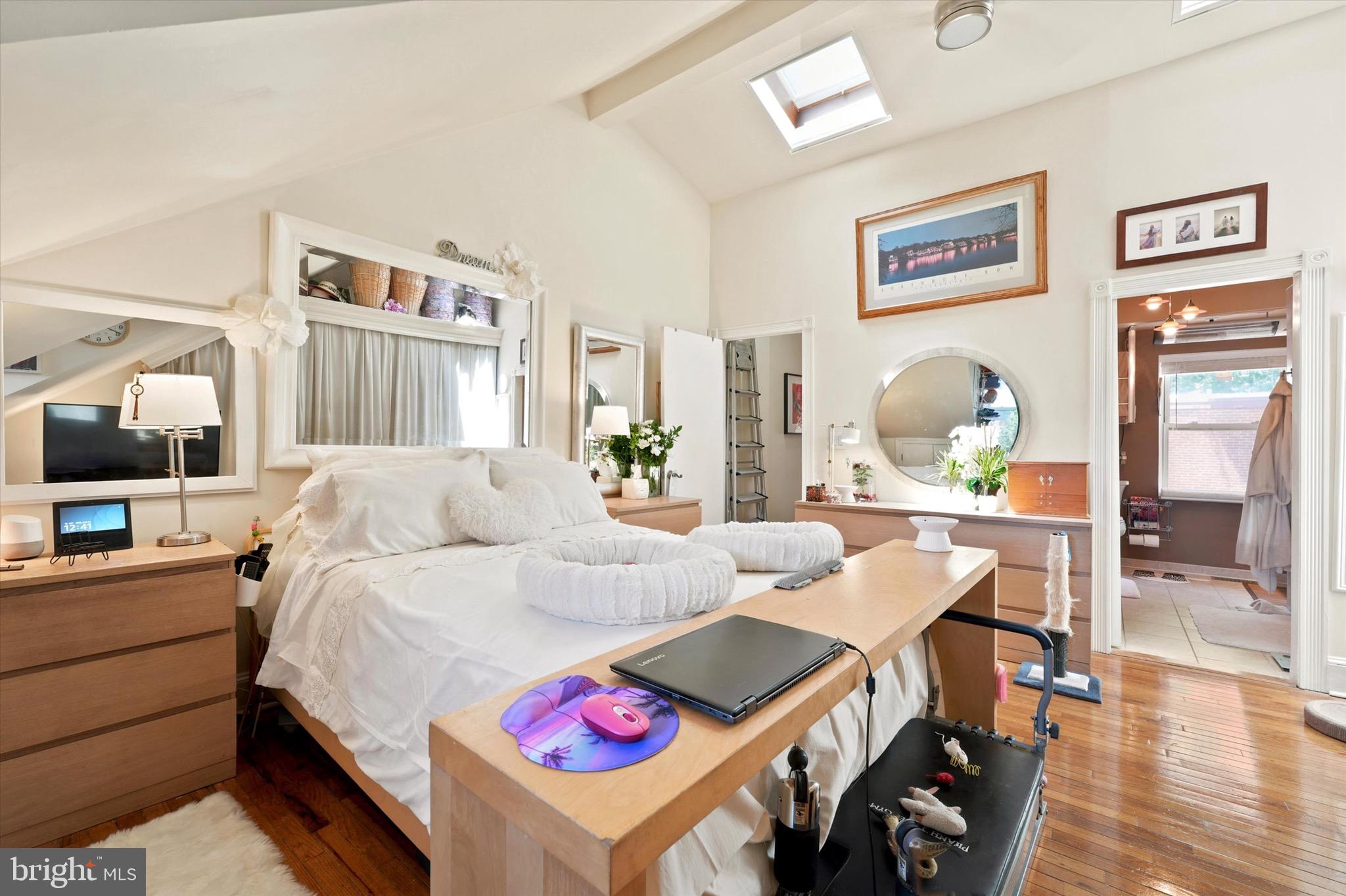QUEEN VILLAGE - Residential