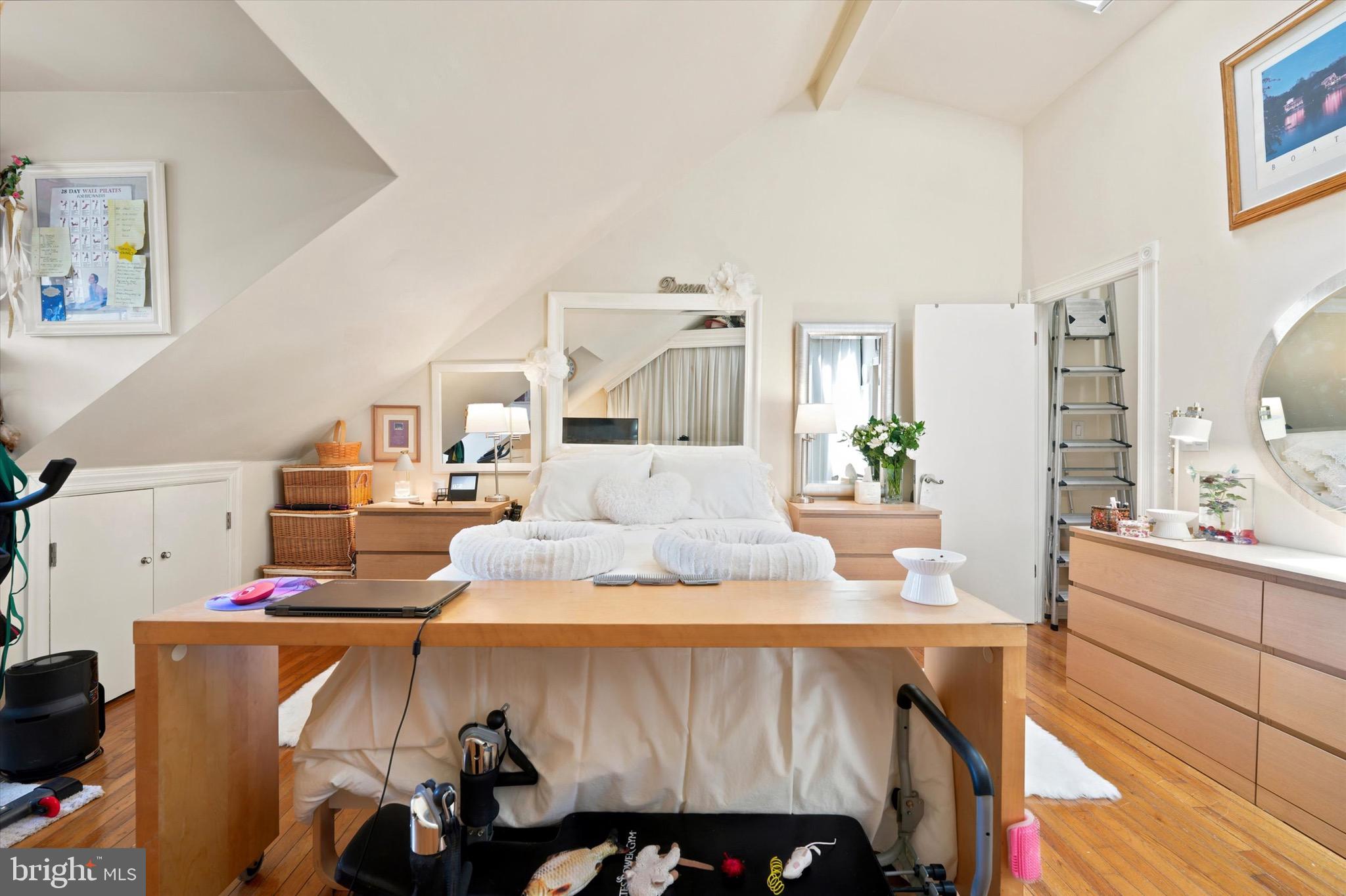 QUEEN VILLAGE - Residential