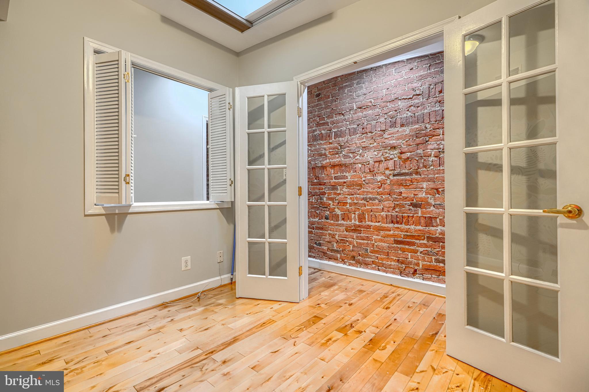 LOCUST POINT - Residential
