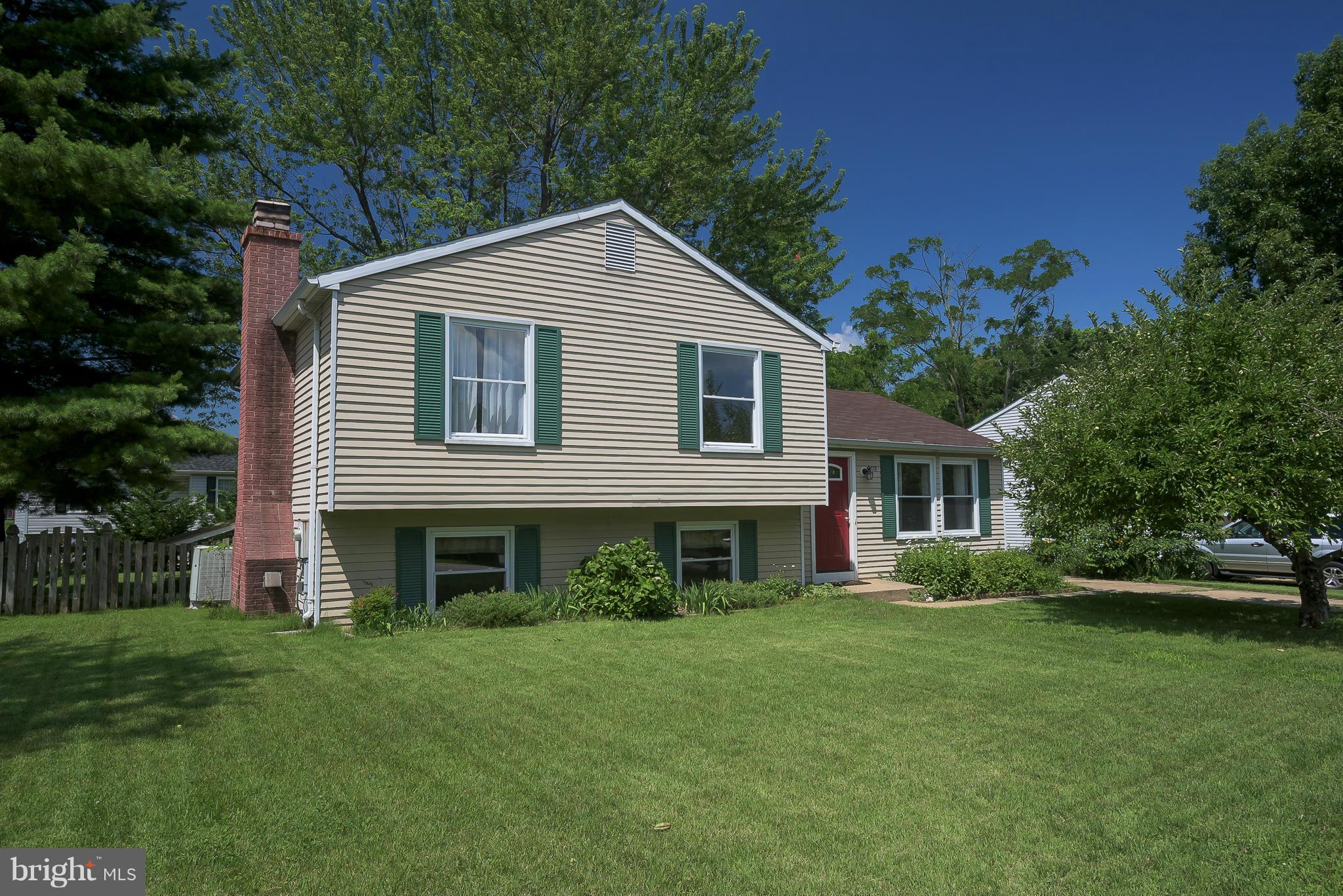 Cute as a button!  Vaulted ceilings, open floor plan, tons of natural light, neutral colors.  Gourmet kitchen w/ white cabinets & appliances.  Master suite w/ full bath, 2 additional bedrooms and second full bath complete the upper level.  Lower level family room w/ wood burning fireplace & 4th bedroom.  Fully fenced yard, deck and patio area.  Short walk to baseball fields and Belvedere Elm.
