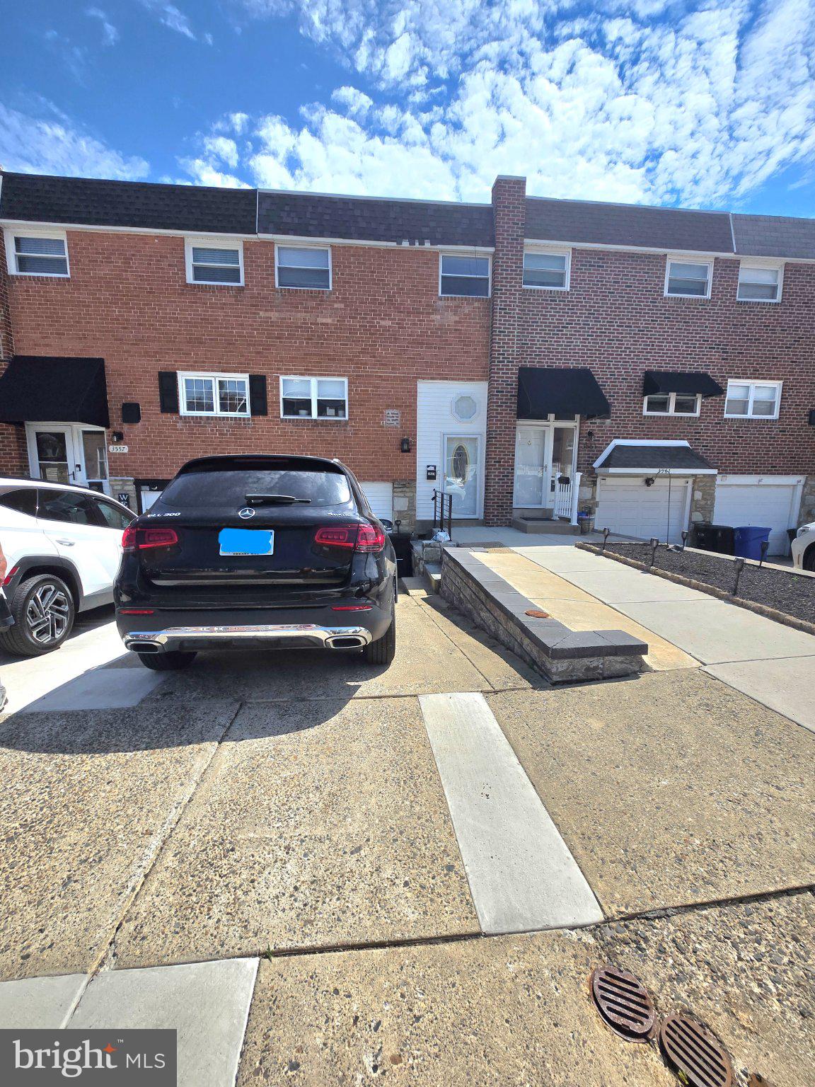 Beautiful Row house, 3 bedrooms and 2 full baths, hardwood floor through-out, deck,. master room have a deck, finish basement.