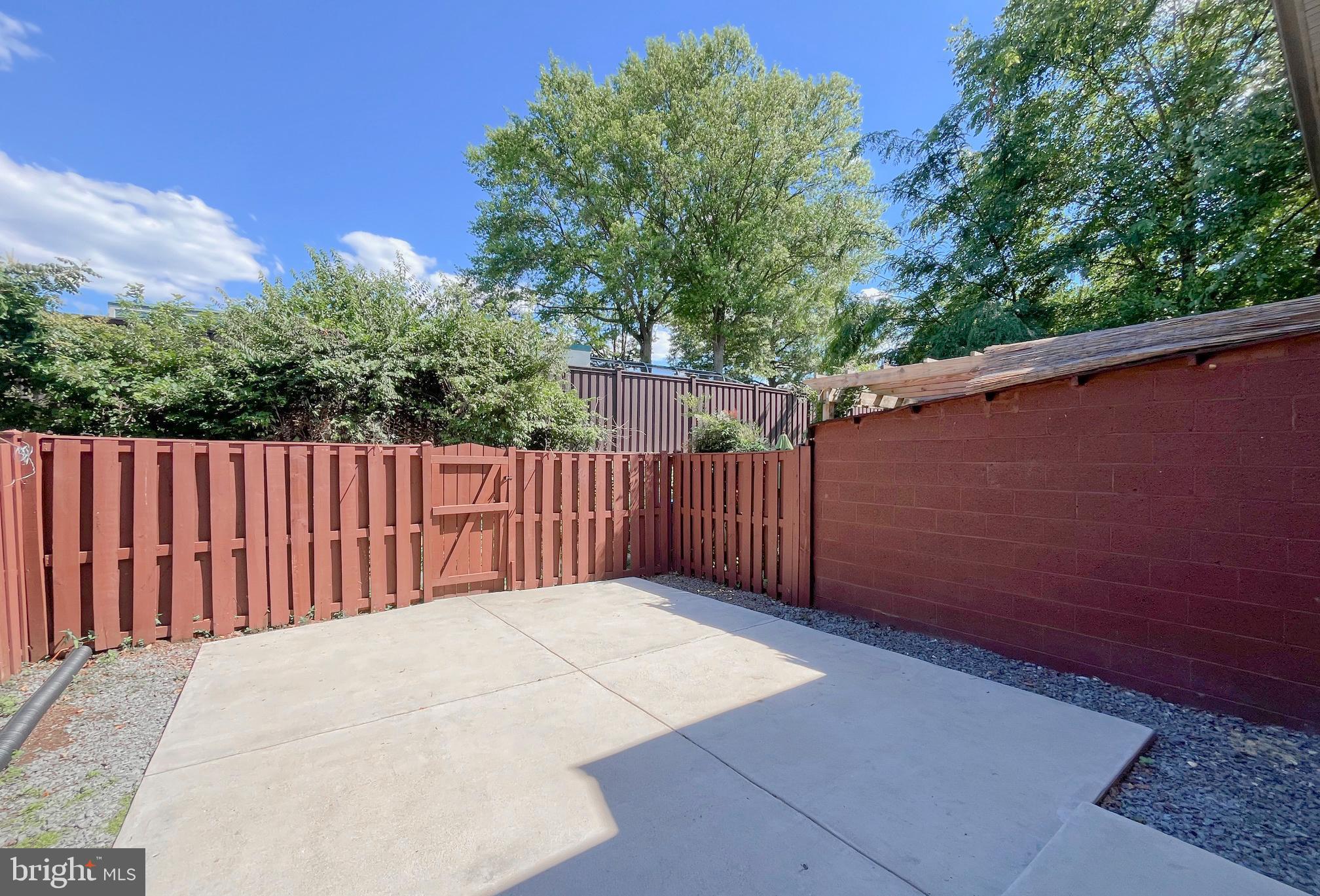 STRATHMEADE SQUARE - Residential