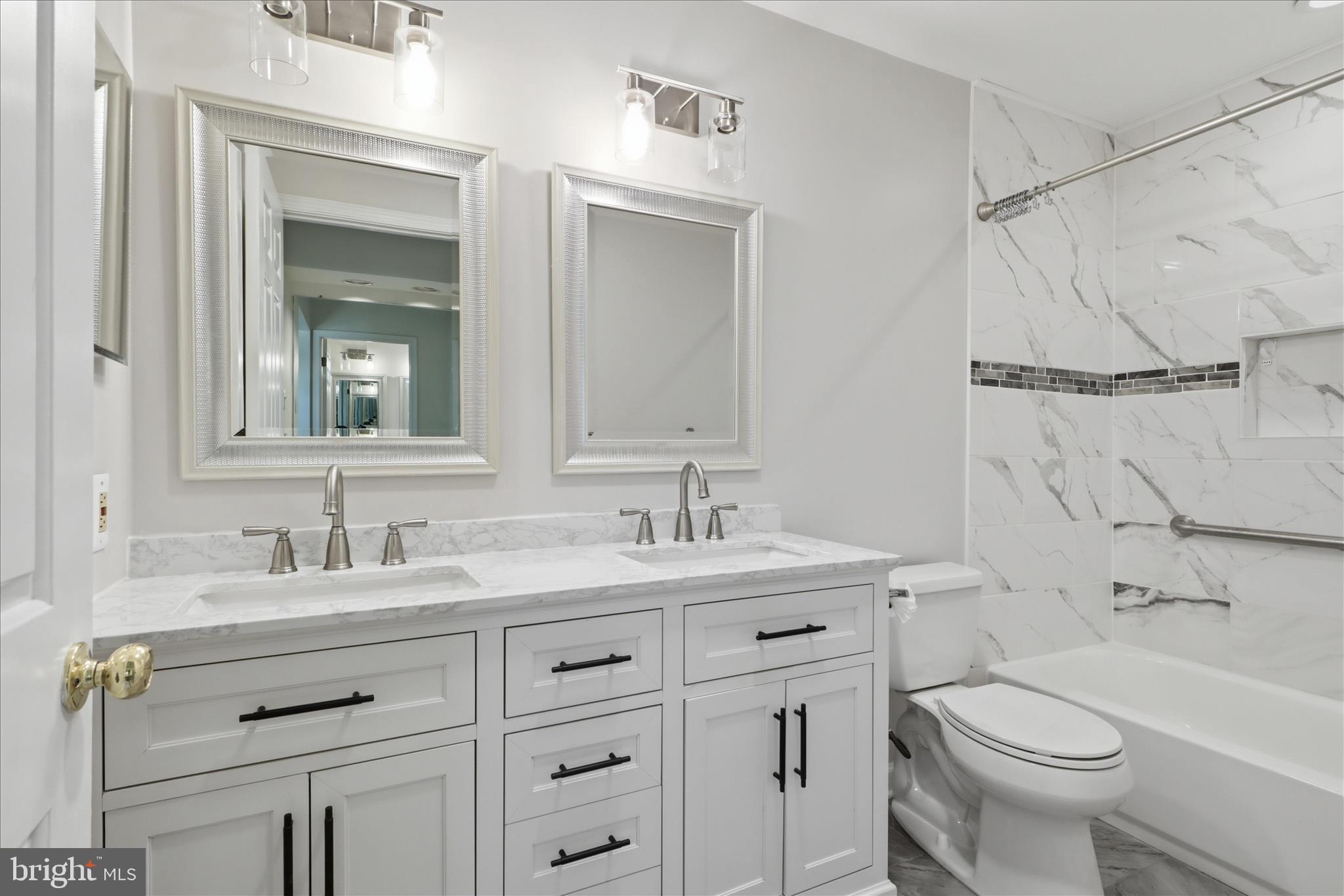 MONTGOMERY SQUARE - Residential