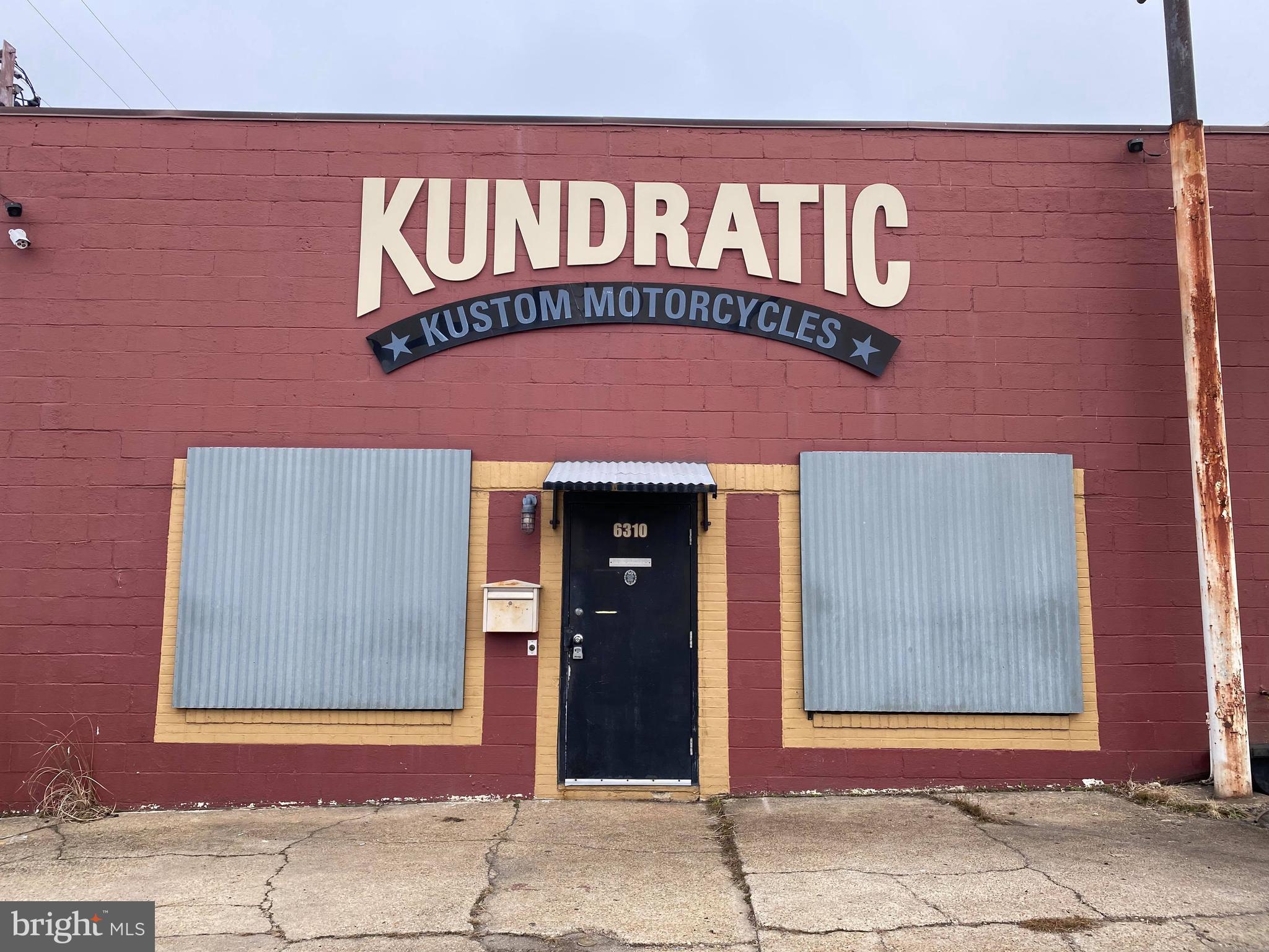 Great opportunity. Immediately available. 2 oversized garage bays. High ceilings. Second story loft - great for storage. Half bath located on main level. Private office suite on site. Great for mechanic and auto repair companies.