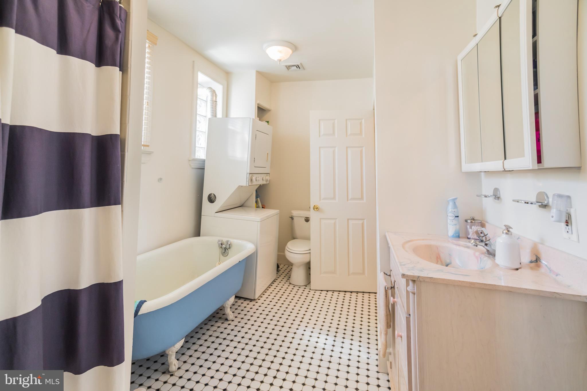 LOGAN SQUARE - Commercial Sale