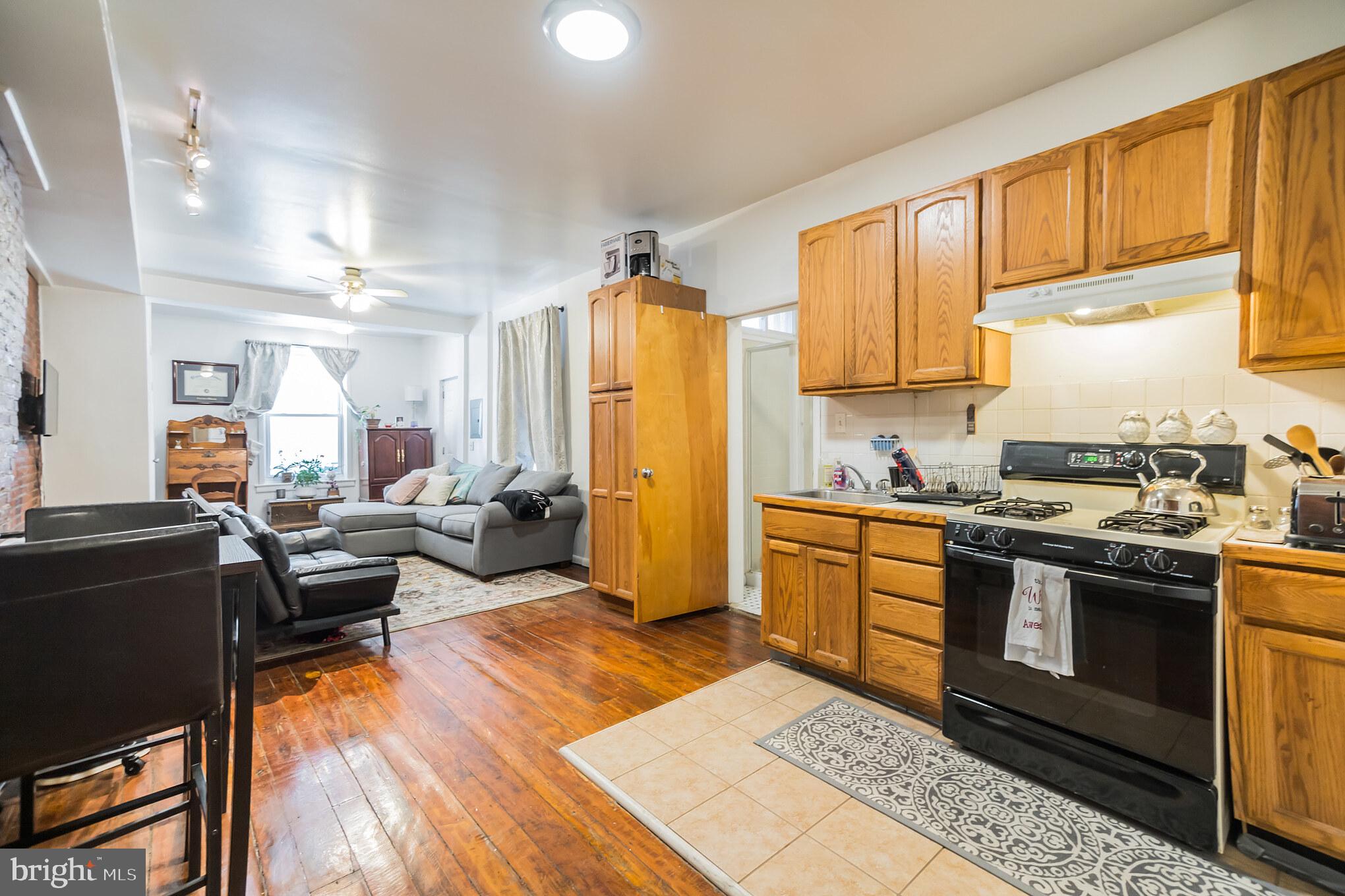 LOGAN SQUARE - Commercial Sale