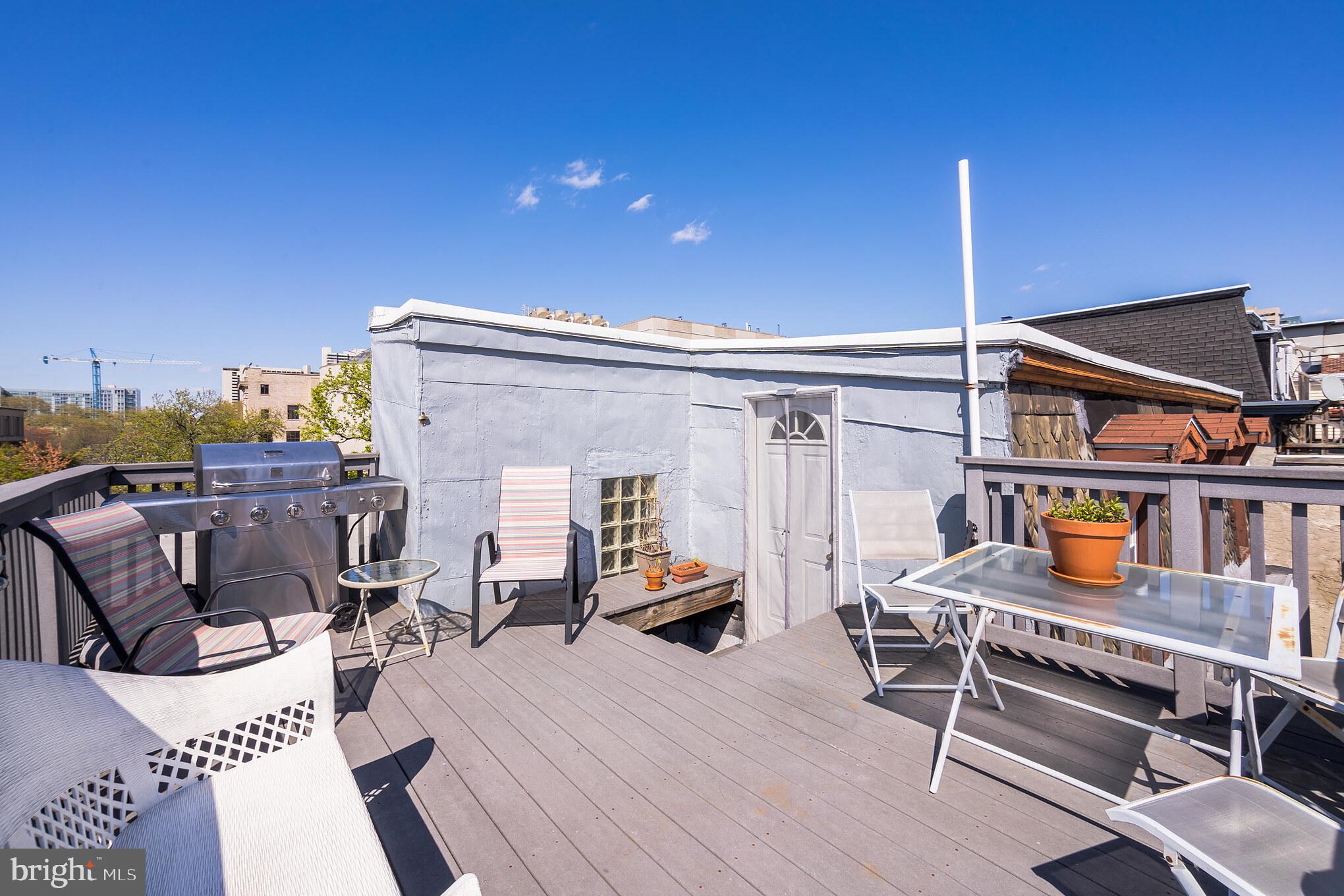LOGAN SQUARE - Commercial Sale