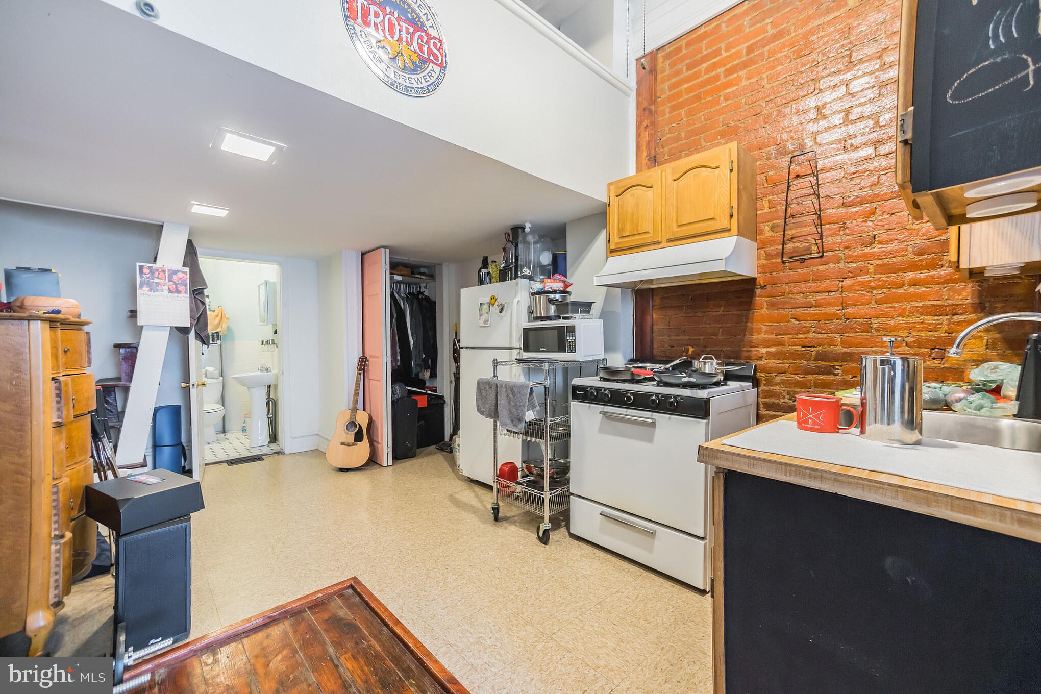 LOGAN SQUARE - Commercial Sale