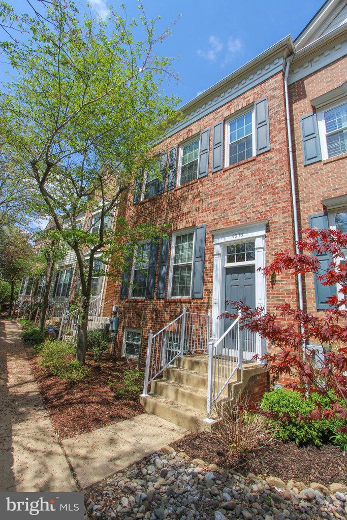 Gorgeous  3BR, 3.5BA TH with 2 car rear entry garage.  Beautiful wood floors on main lvl, crown molding, large windows, sliding door to private deck.   Corian counter-tops in open, eat in kitchen with built in shelves.  Bright MBA with double sinks and sep Jacuzzi tub.  Walk in closets, W/D on BR level, vaulted MBR ceiling. Convenient to Landmark and I-395.