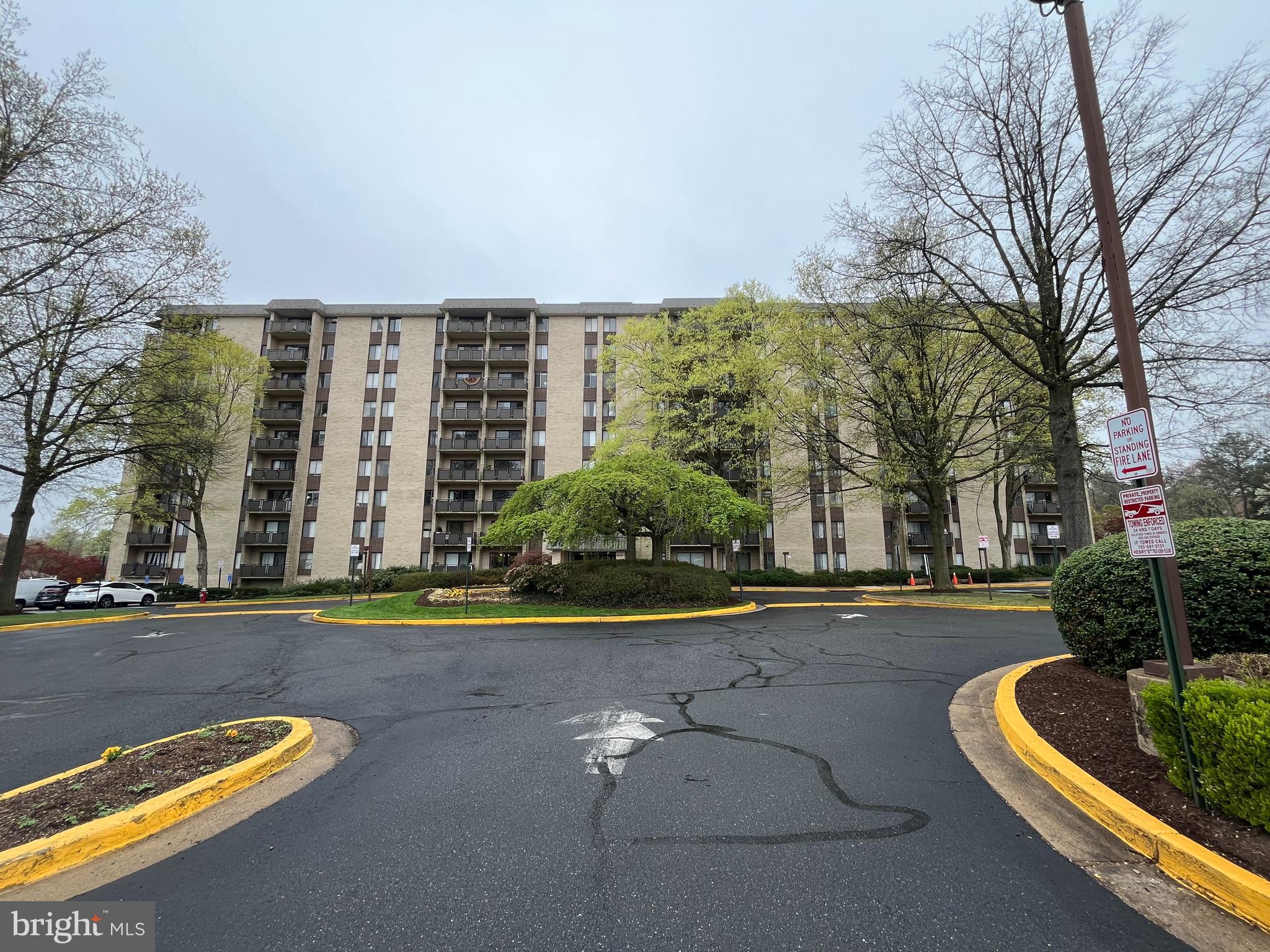 Modern and spacious 1BR/1BA apartment at 6001 Arlington Blvd #610 in the heart of Falls Church – available starting 04/15/2025. Enjoy a bright open layout, private balcony, and top-notch amenities including a pool, gym, tennis courts, and laundry facilities. Rent is $1,800/month with a $1,800 security deposit, plus a $100/month utility fee (internet not included), $20/month parking, and a one-time $300 move-in fee. No pets and no smoking. Prime location with easy access to Washington, D.C., major highways, shopping, dining, and public transportation.