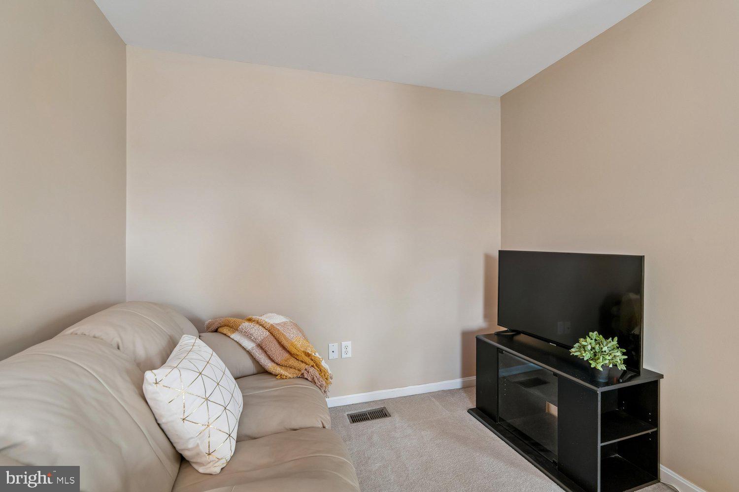 HOLLIFIELD STATION - Residential