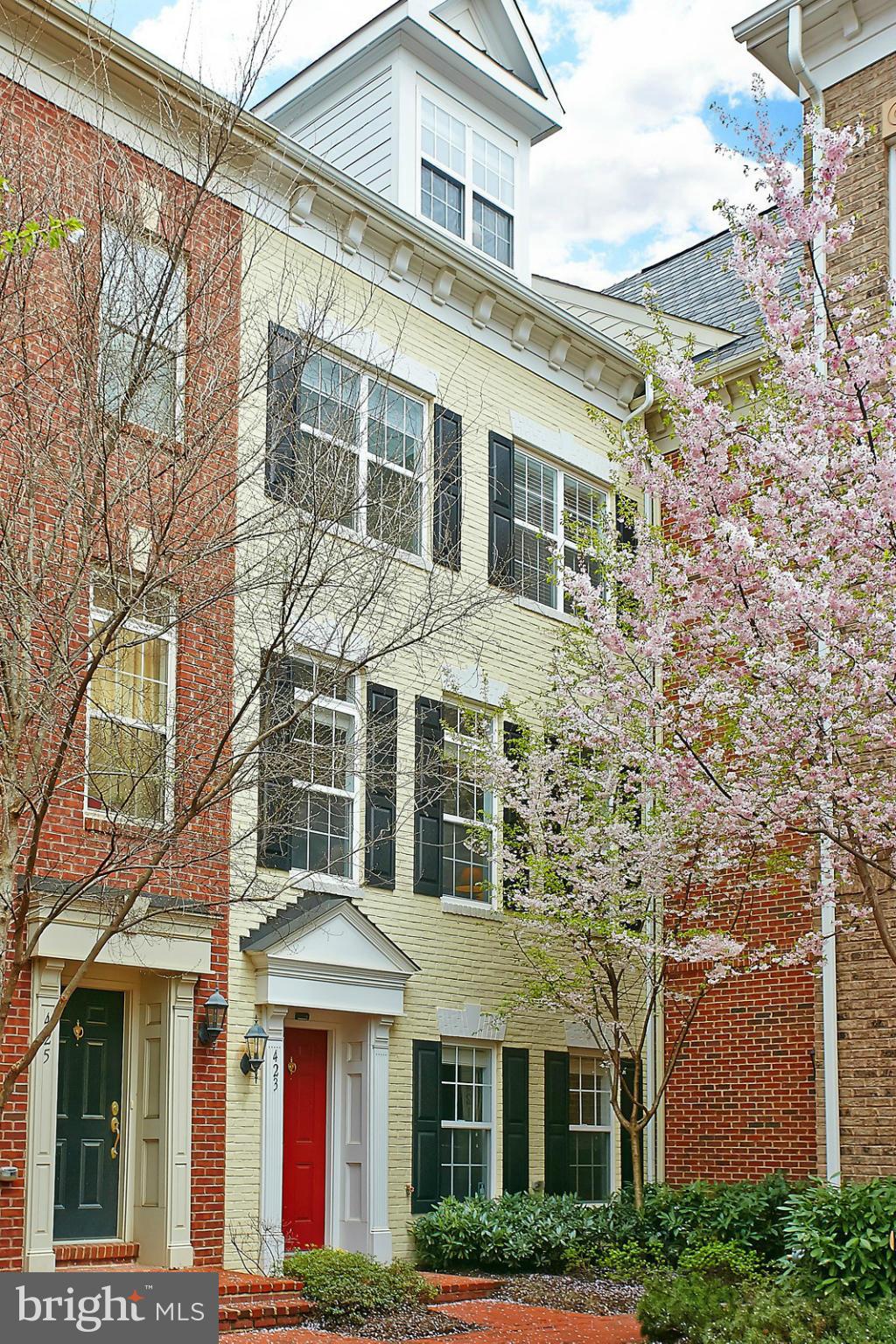 *OPEN 5/3 2-4PM*BEST PRICED ARLINGTON LUXURY TH! Beautiful upgrades! LARGER MODEL IN NBRHD! Open Floor-plan, Fabulous kitchen w/ granite, 42" upgraded cabinets & SS appliances.  Entry level w/ office.  Hardwood floors & kitchen balcony. Lrg Bonus loft. Roof-top deck. Gas FP,2 car side by side garage & Much More! *Near Best Arl has to offer! *METRO, SHOPS, SCHOOLS! *FANTASTIC COMMUTER LOCATION!