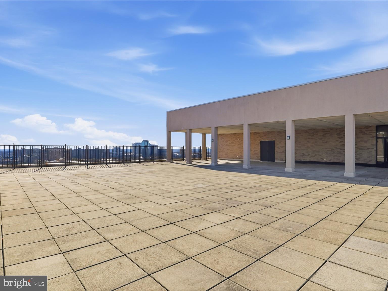 SKYLINE HOUSE - Residential