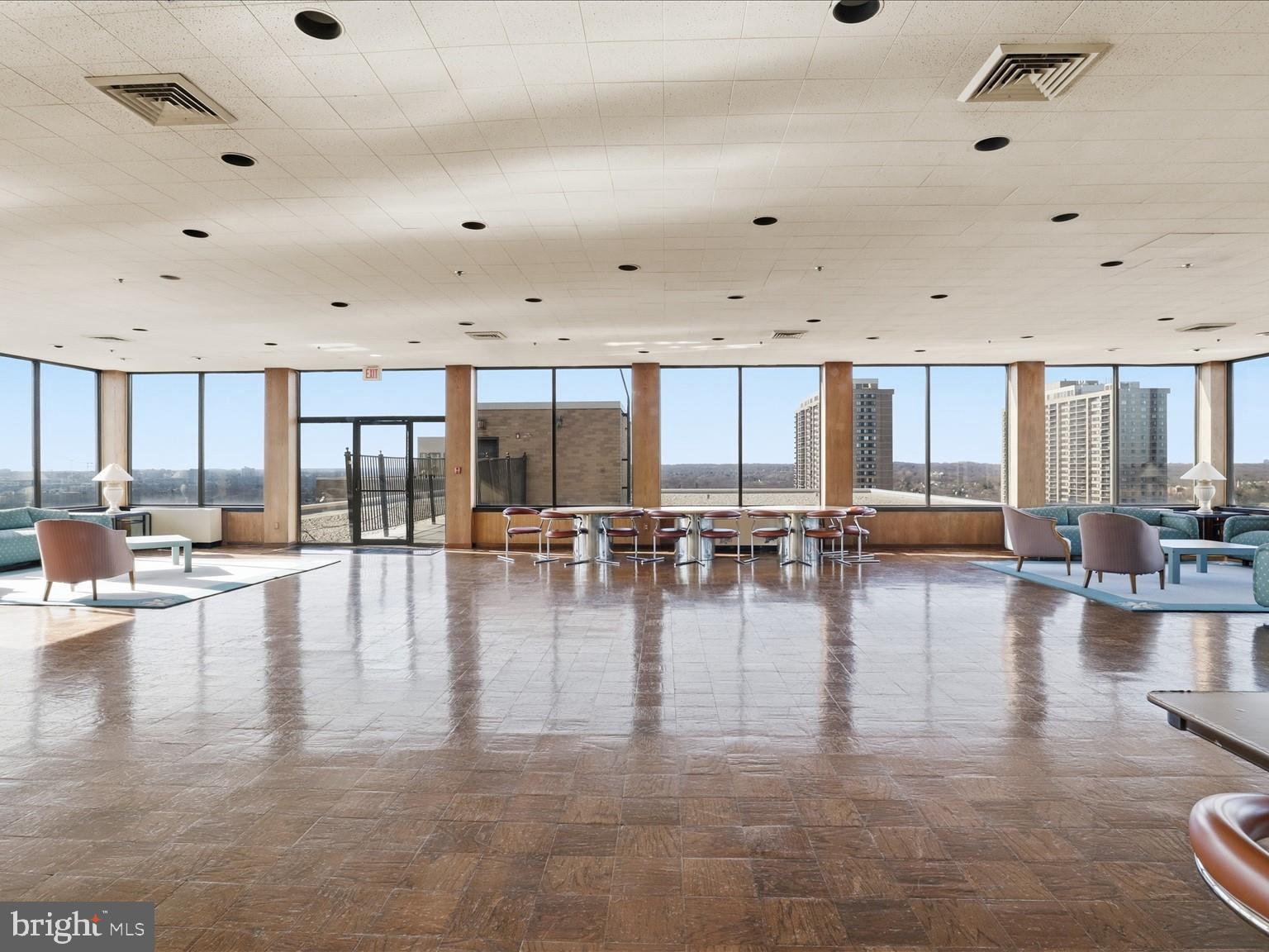 SKYLINE HOUSE - Residential