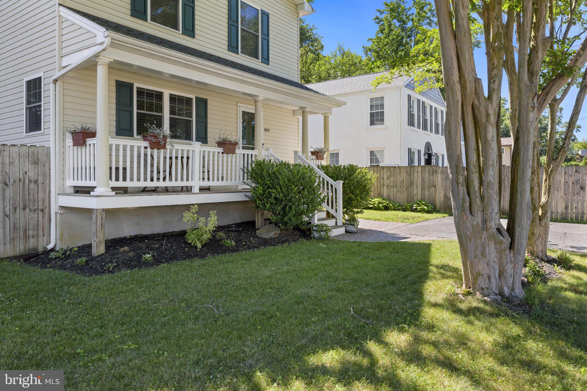 WOODLAND BEACH - Residential