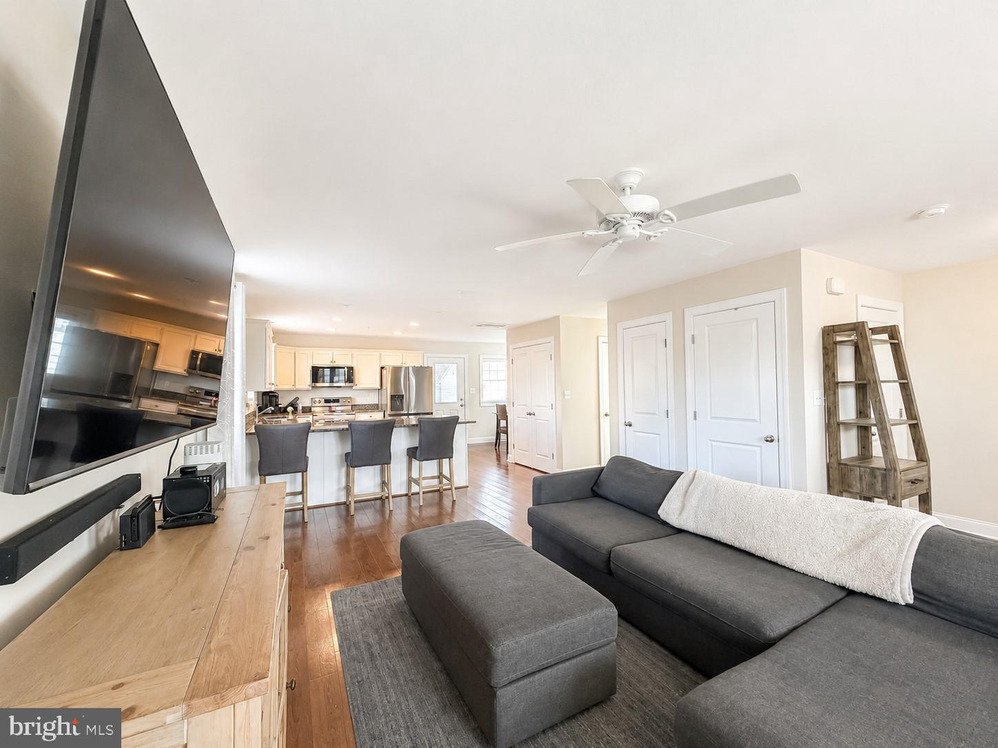 WOODLAND BEACH - Residential