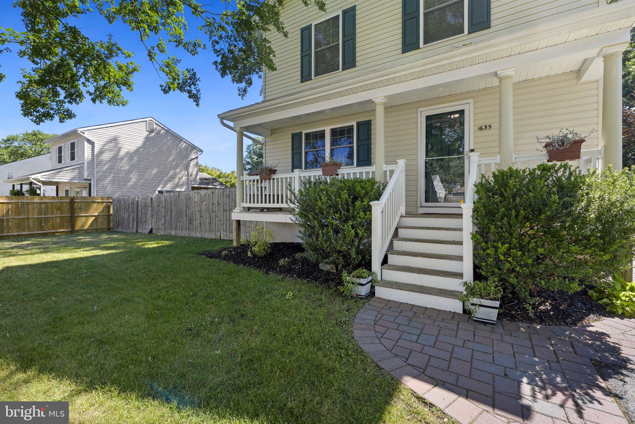 WOODLAND BEACH - Residential