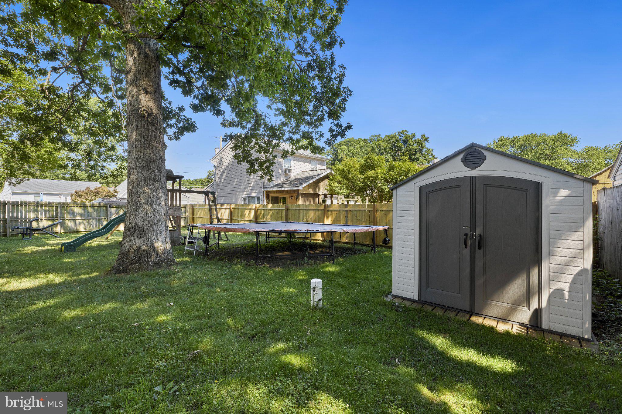 WOODLAND BEACH - Residential