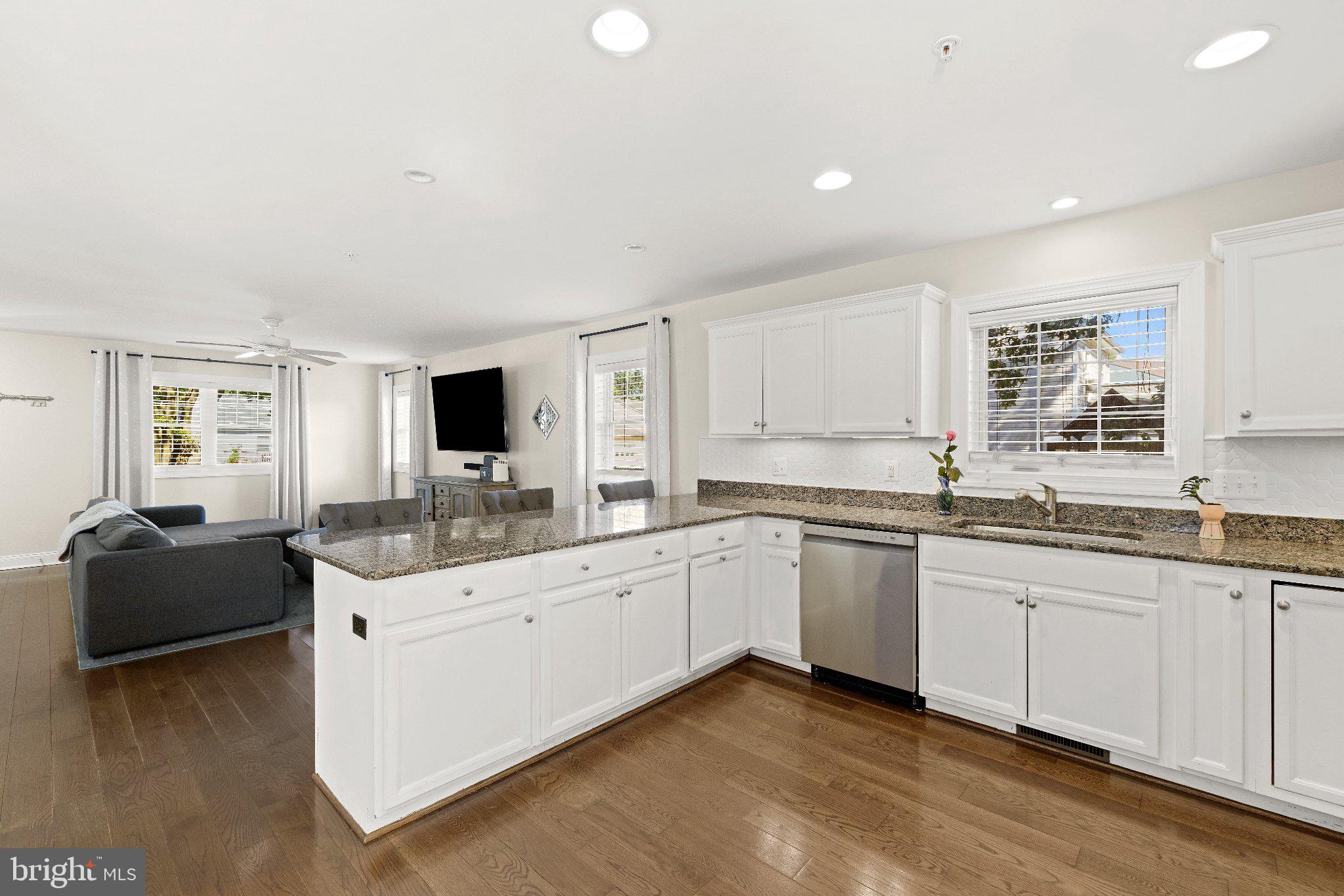 WOODLAND BEACH - Residential