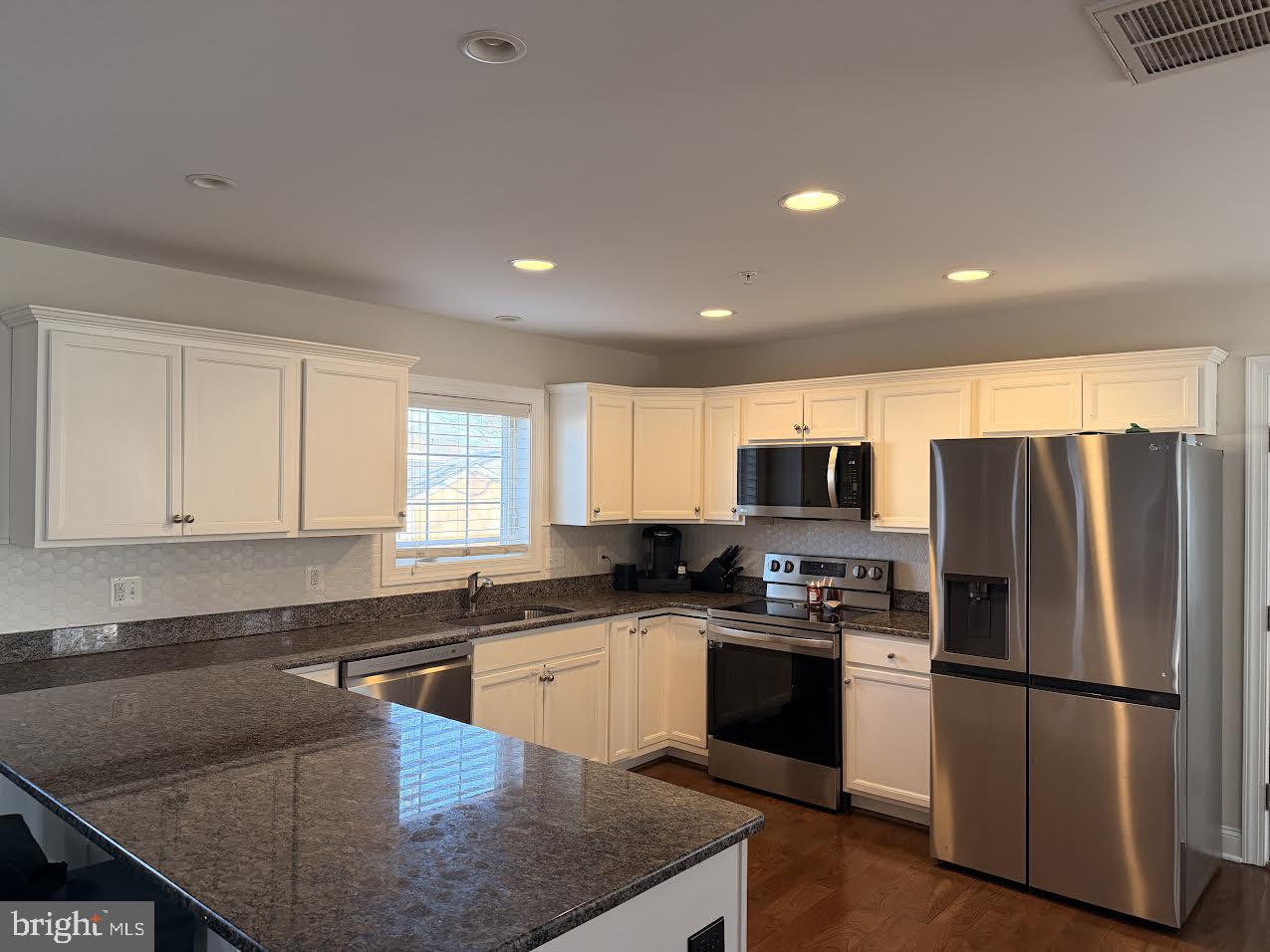 WOODLAND BEACH - Residential