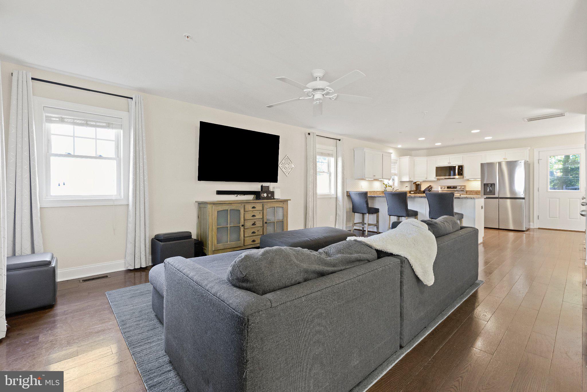 WOODLAND BEACH - Residential
