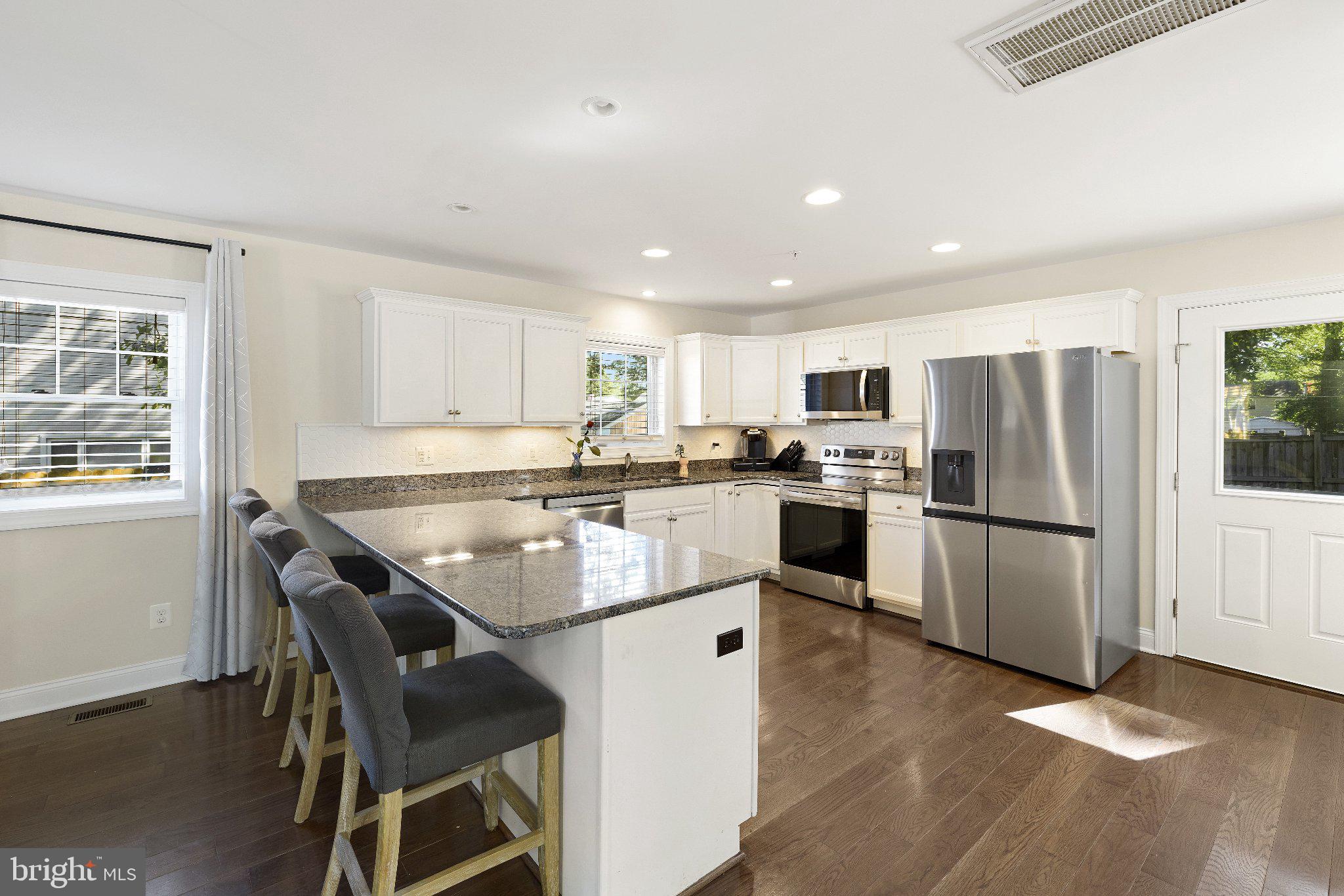 WOODLAND BEACH - Residential