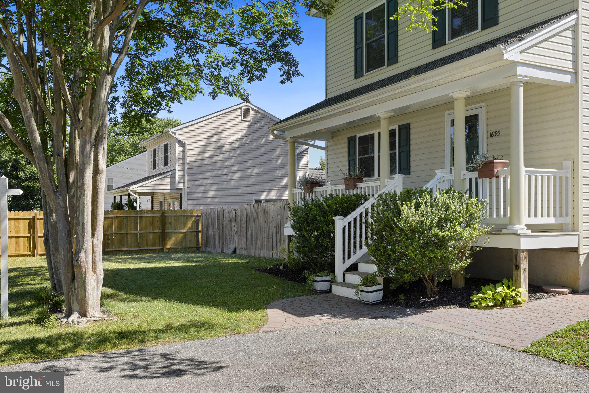 WOODLAND BEACH - Residential
