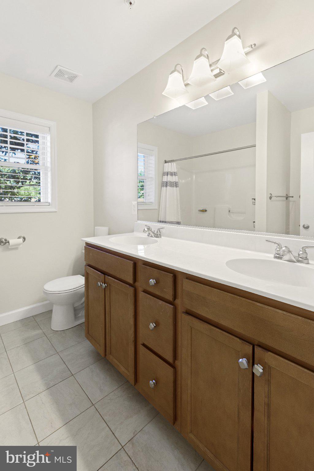 WOODLAND BEACH - Residential