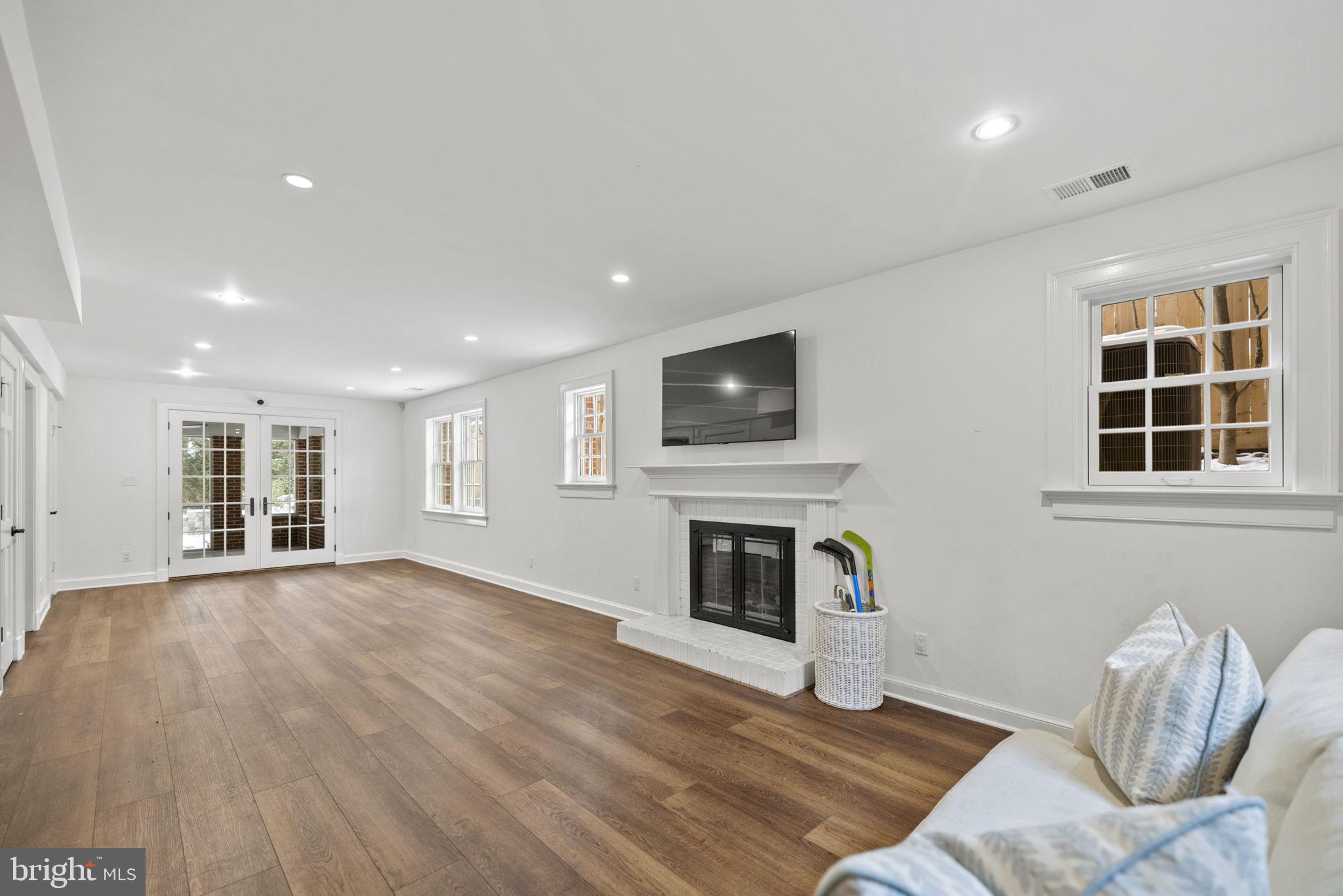 WOODLEY PARK - Residential