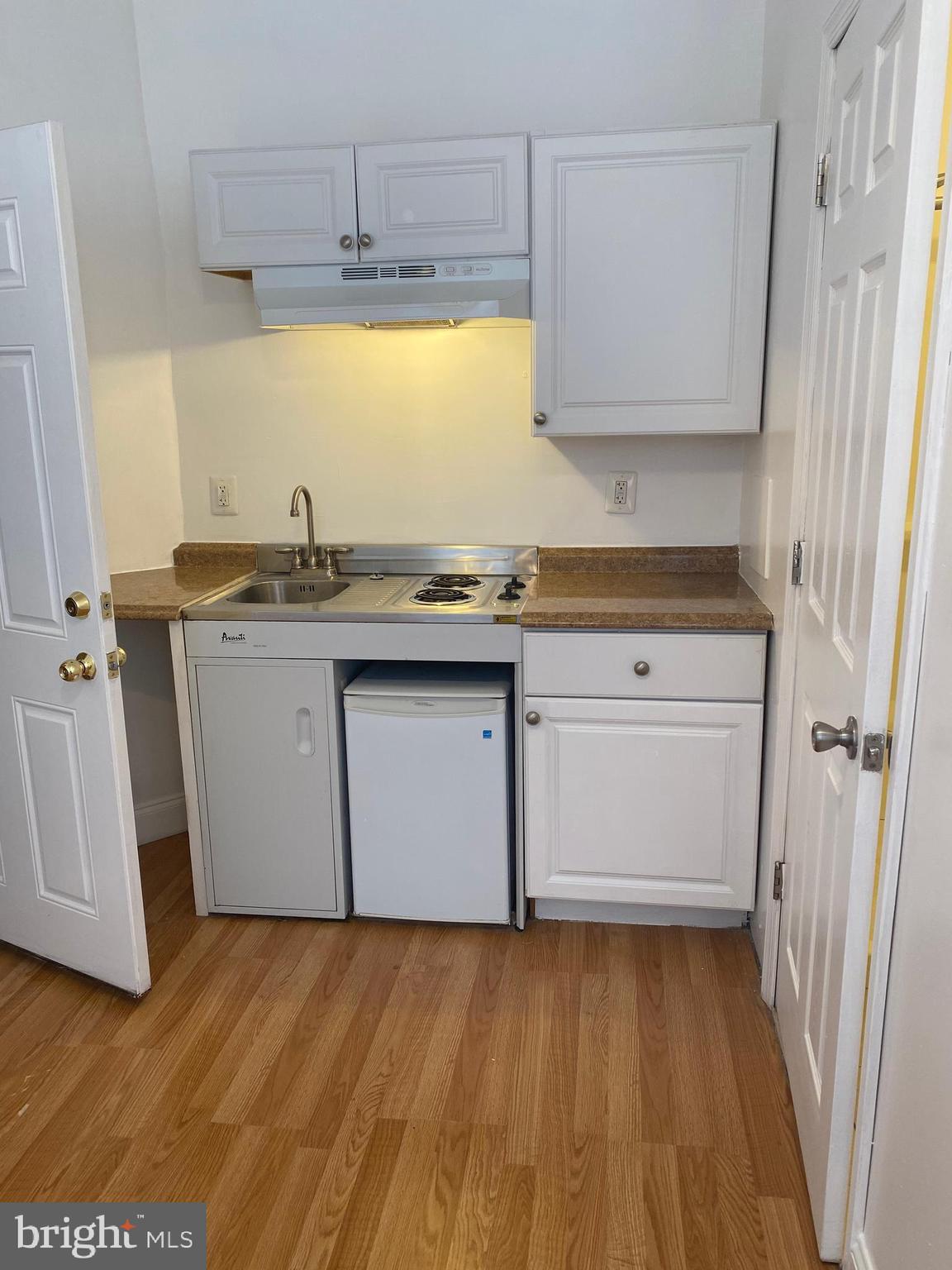 130 SQUARE FEET. ONLY 1 TENANT CAN APPLY. NO CHILDREN. NO PETS. Great Studio Rental Listing in Hawthorne. Great Location , Easy commute to Jefferson via the 45 bus. Many local Restaurants, Coffee Shops and Parks. Centrally located between Lincoln Square - Target  and more, Sprouts Market - and the Italian Market. Applicants MUST have minimum credit score above 600 and are currently employed or student with proof of funds.