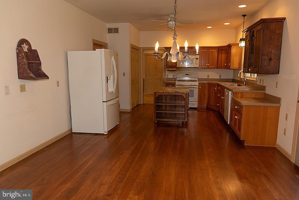 LEXINGTON MANOR - Residential