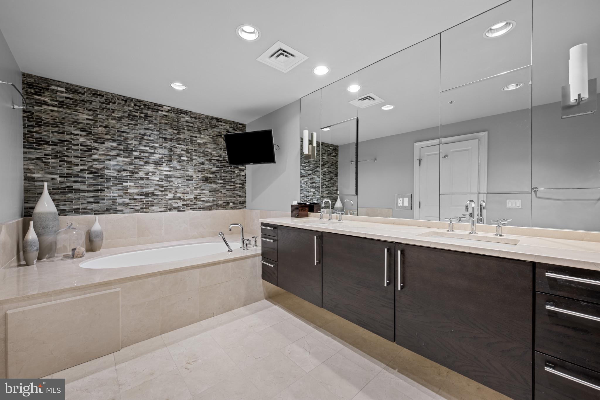 THE RITZ-CARLTON RESIDENCES - Residential