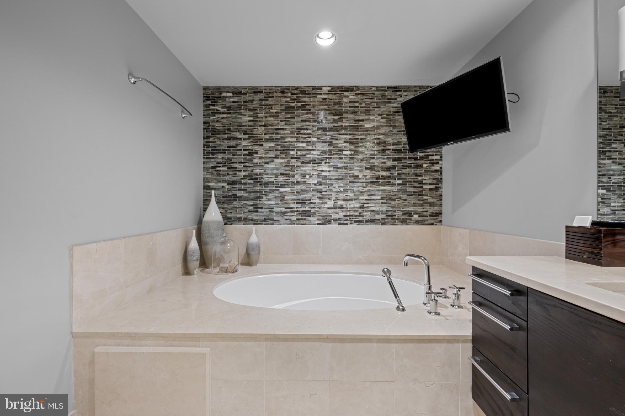THE RITZ-CARLTON RESIDENCES - Residential