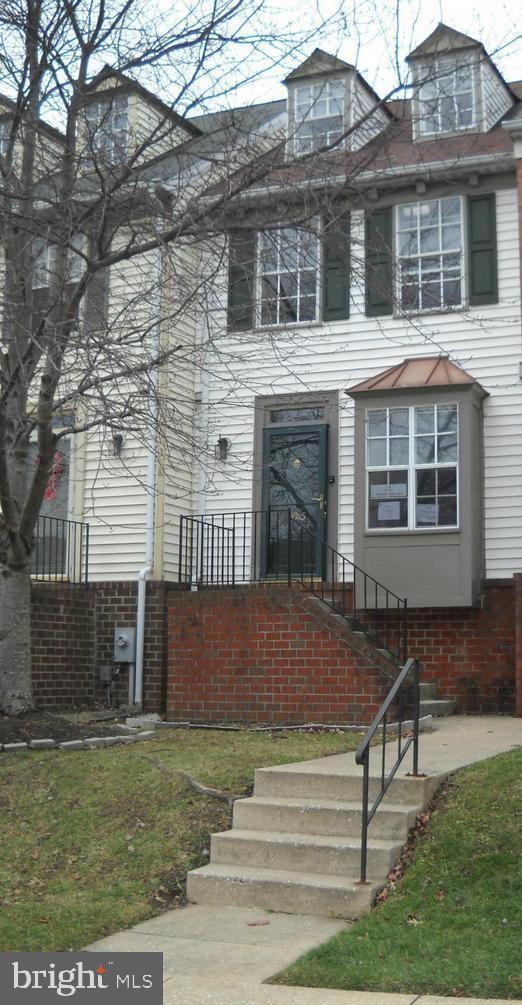 EXCELLENT CONDITION! QUIET ROCKFIELDS LOCATION. OLD PLUS MANY REPLACEMENTS IN THIS 2 BEDROOM W/LOFT (WHICH COULD BE 3RD BEDROOM), DECK, WALK-OUT FROM BEAUTIFUL FAMILY ROOM TO LARGE OPEN AREA! MUST SEE THIS ONE! Huge price reduction. Bring your offers now,