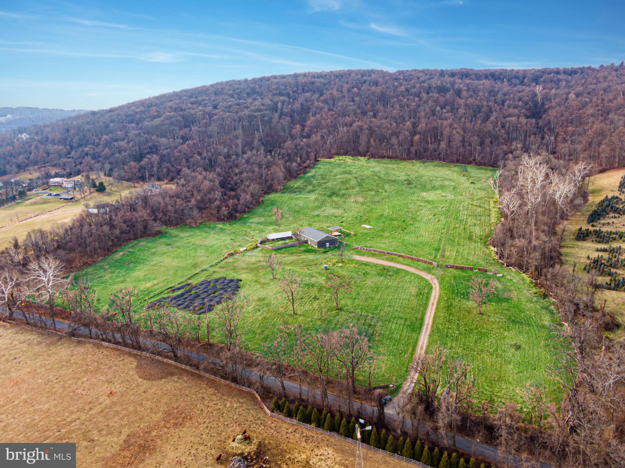 ROUND HILL - Commercial Sale