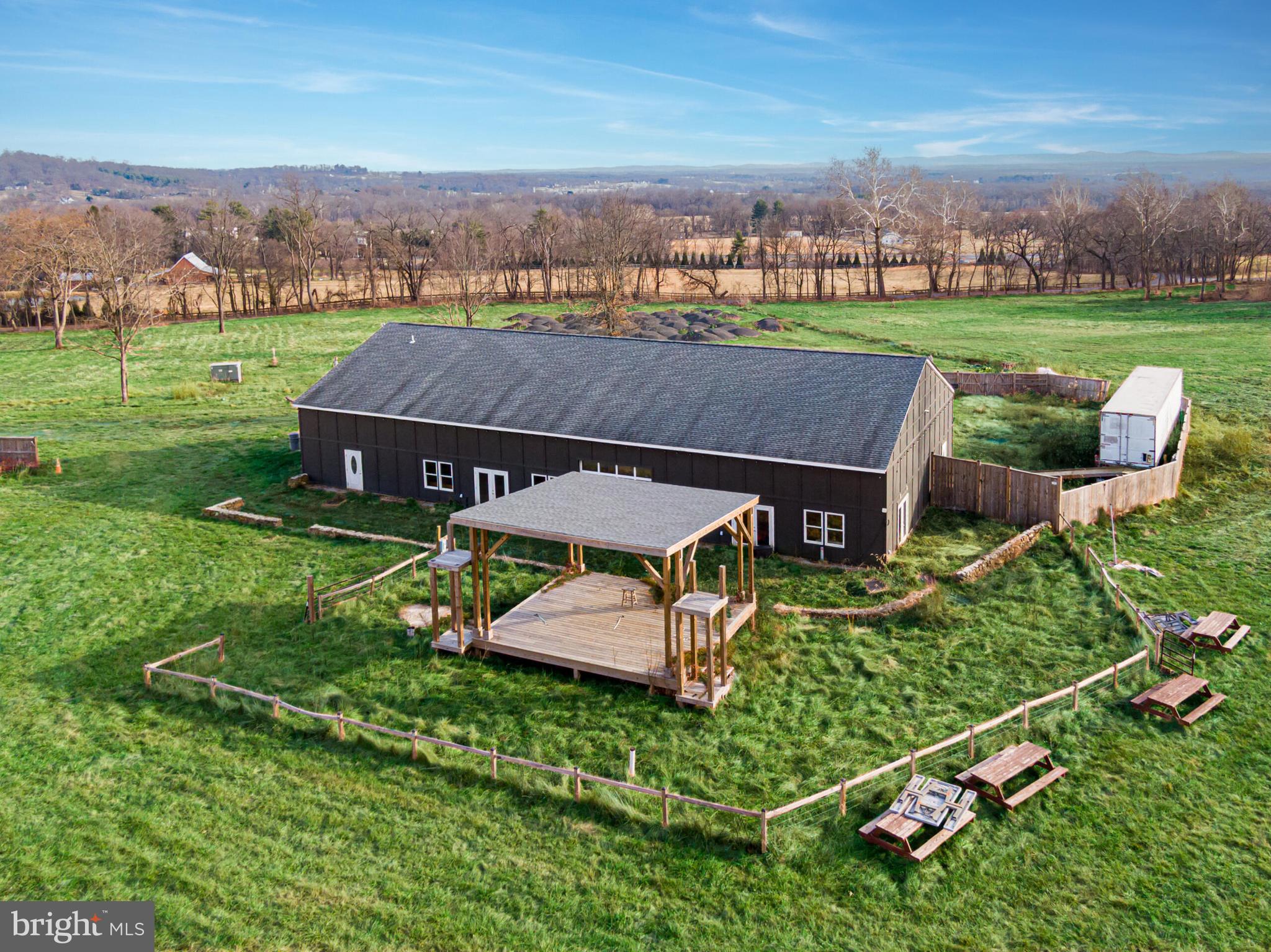 ROUND HILL - Commercial Sale
