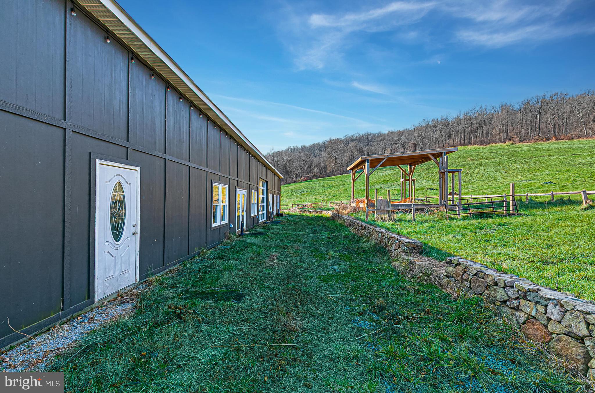 ROUND HILL - Commercial Sale