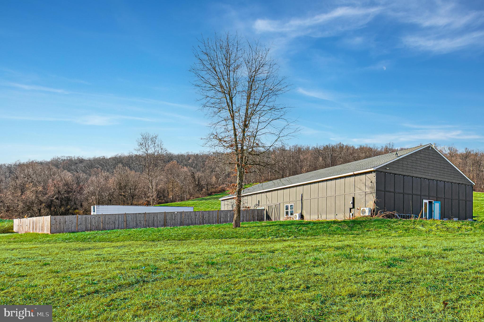 ROUND HILL - Commercial Sale