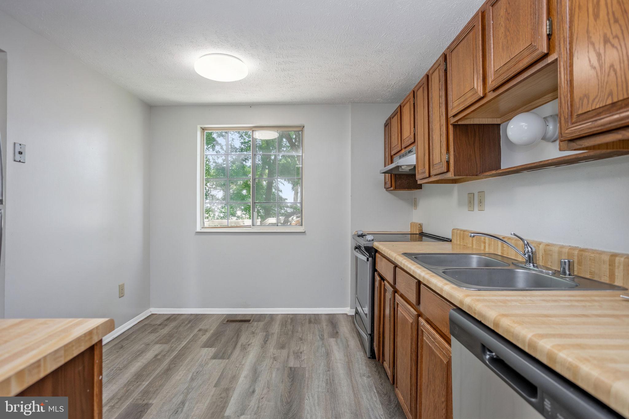 QUINCE ORCHARD MANOR - Residential