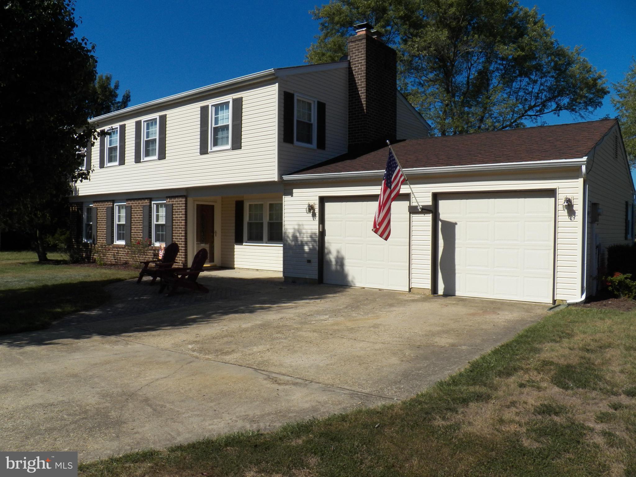 GREAT 2 STORY W/LOTS OF RECENT UPDATES*KITCHEN W/GRANITE & SS APPLIANCES*BATHROOMS JUST UPDATED*4 GOOD SIZED BEDROOMS ALL ON UPPER LEVEL*2 FIREPLACES - 1 IN MASTER*LARGE 2 CAR GAR*LOT SITS AT END OF CULDSAC*VERY OPEN REAR YARD BACKS TO LAKE*WALK OUT YOUR BACK DOOR & CAST YOUR ROD!!*1 YR HOME WARR*THIS HOME IS IN TRUE MOVE IN CONDITION*SELLER IS READY TO MOVE*RIDING MOWER CONVEYS TOO W/ACCEPT CONT*