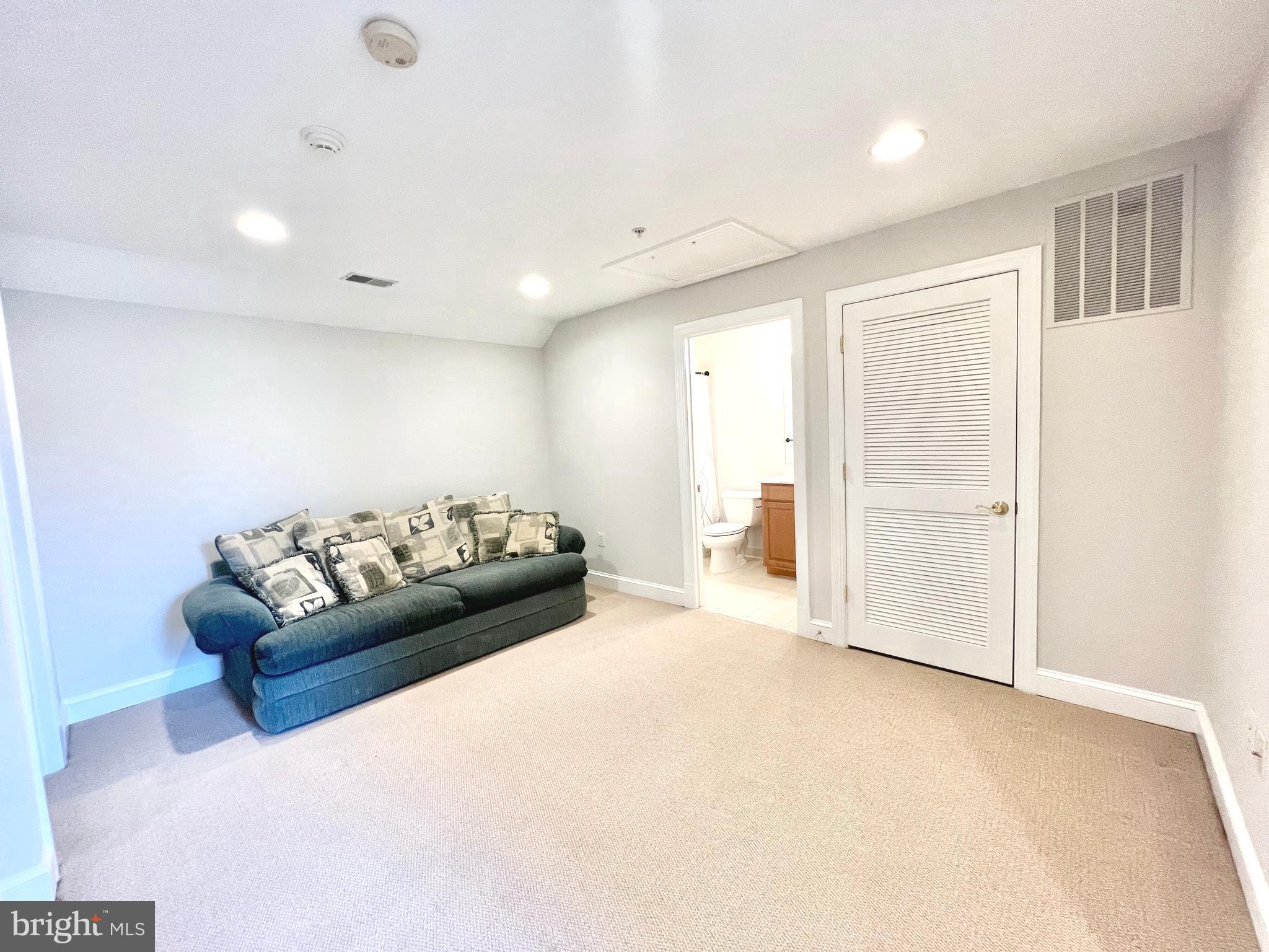 MCLEAN CREST - Residential